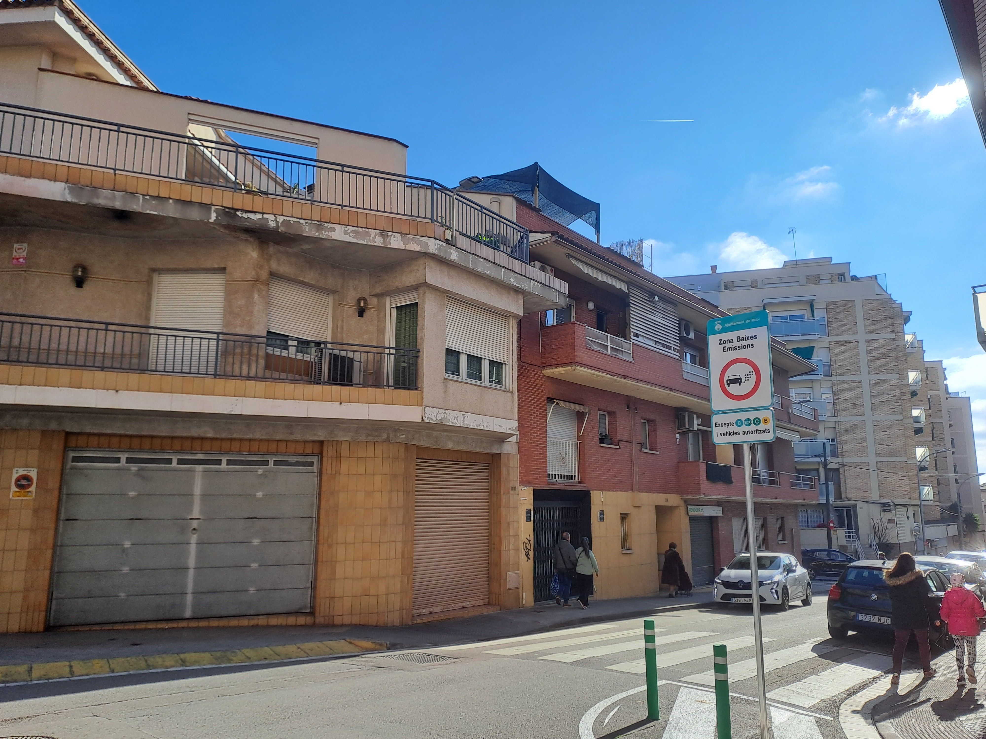 Cartell de la Zona de Baixes Emissions (ZBE) a Rubí. FOTO Marta Casas