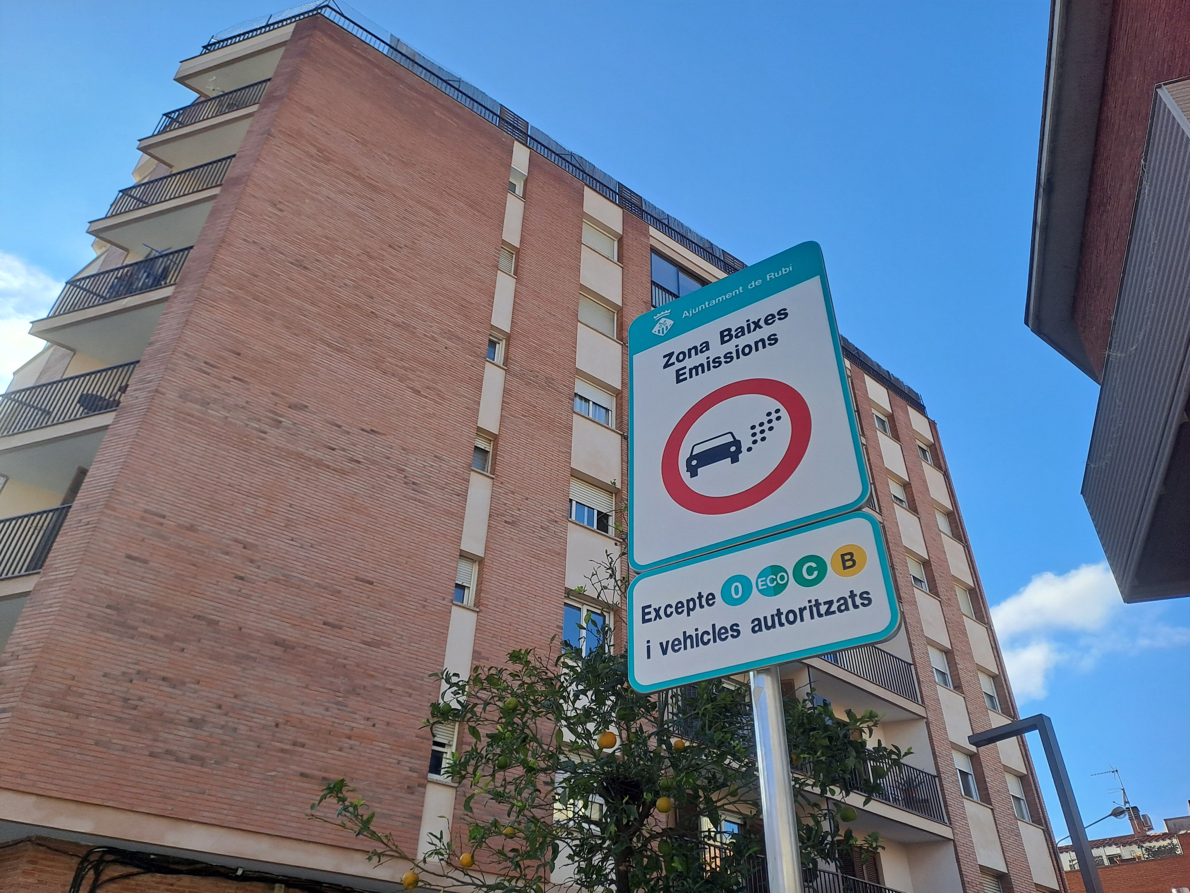 Cartell de la Zona de Baixes Emissions (ZBE) a Rubí. FOTO Marta Casas