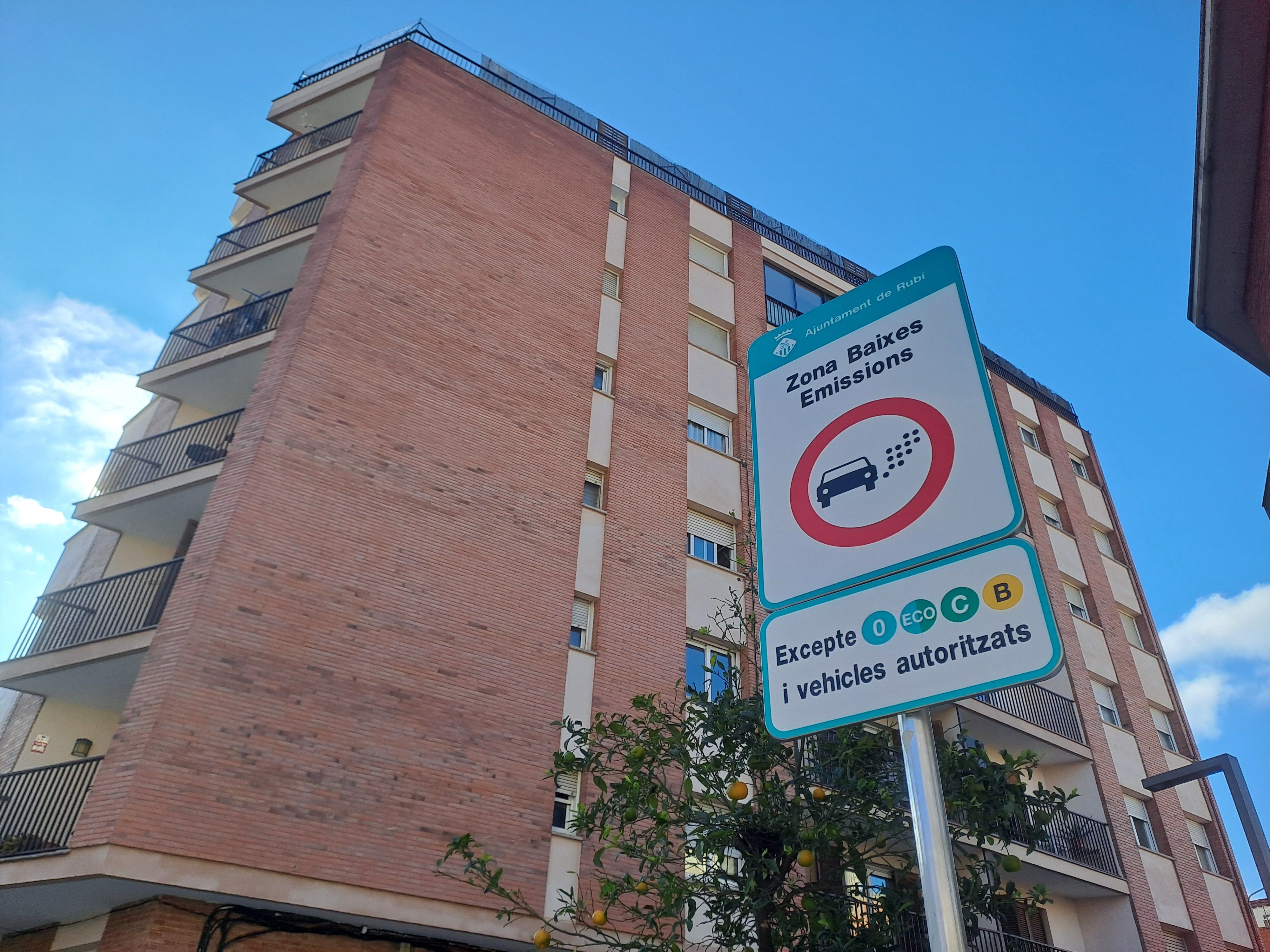 Cartell de la Zona de Baixes Emissions (ZBE) a Rubí. FOTO Marta Casas