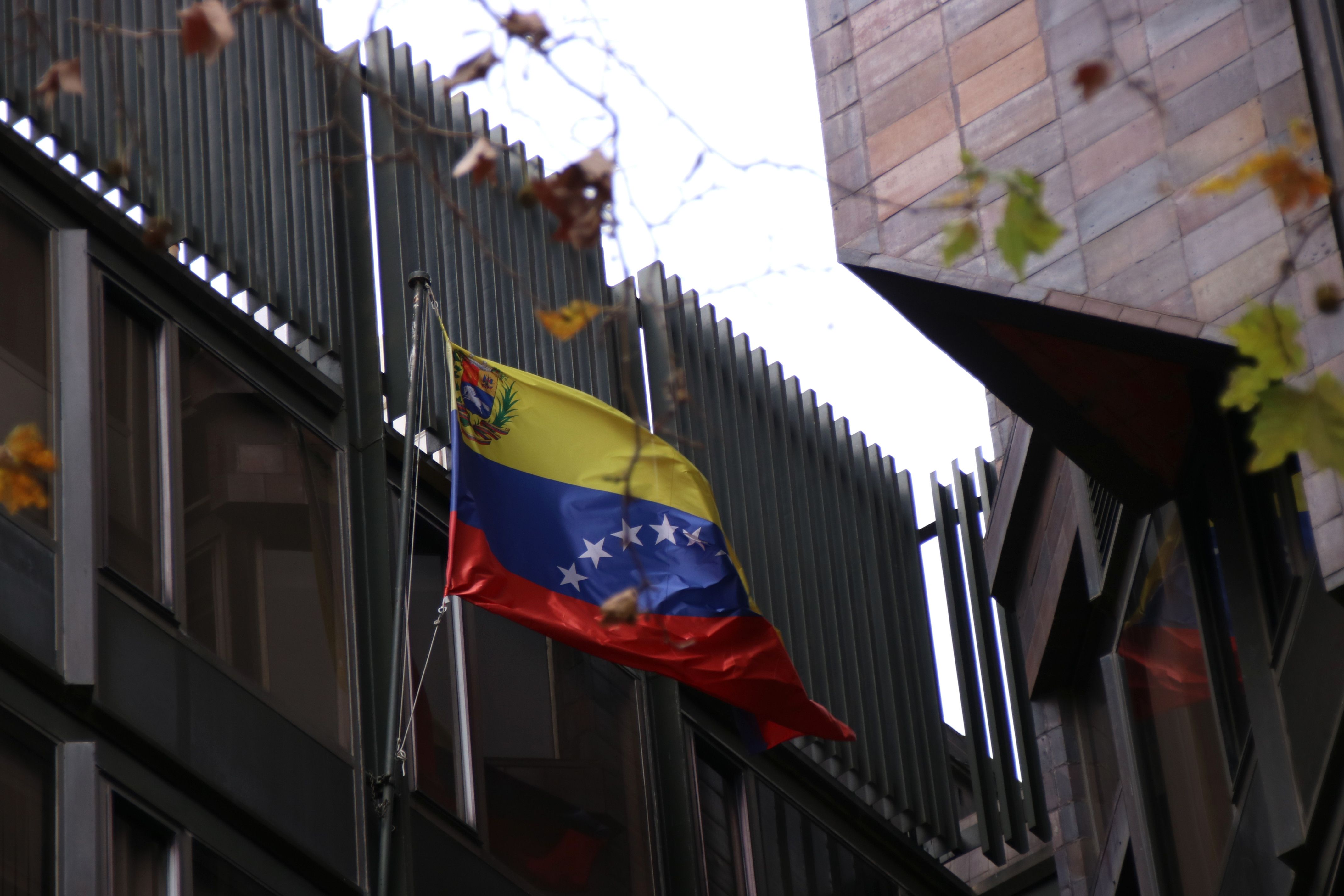 La bandera de Veneçuela al consolat de la República Bolivariana de Veneçuela a Barcelona FOTO: ACN/Albert Hernández