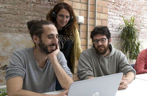 L'equip de Som Connexió a les seves instal·lacions de El Prat de Llobregat. FOTO: Cedida