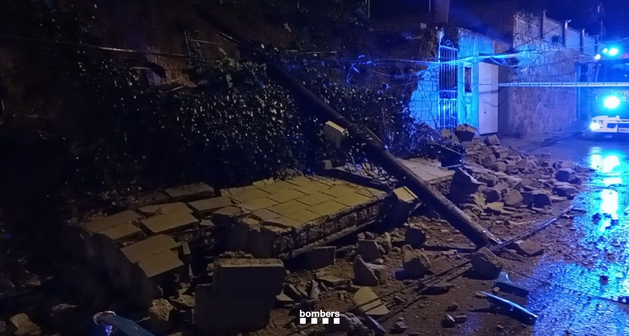 Cau el mur exterior d'una casa a Rubí. FOTO: Bombers de la Generalitat