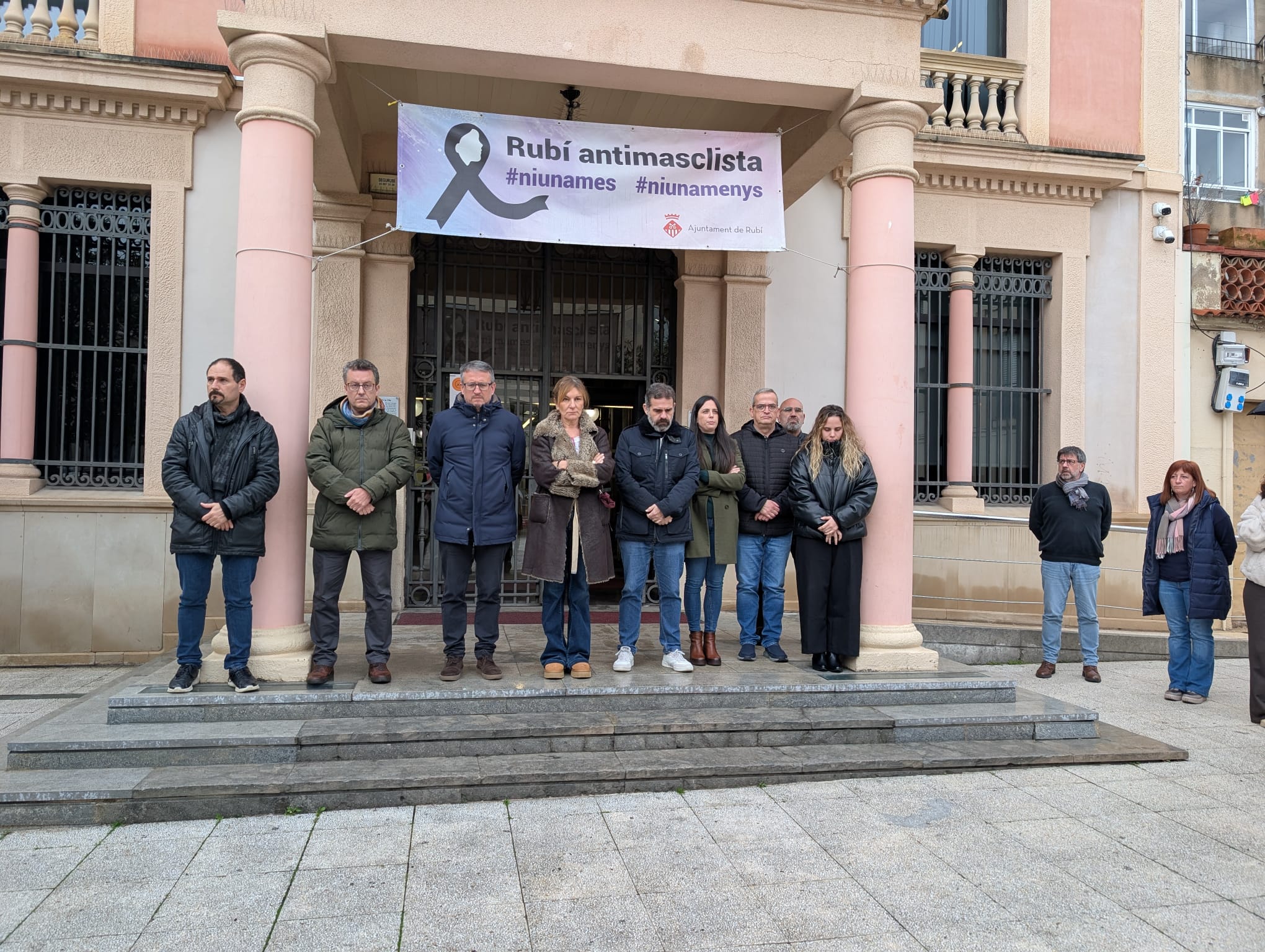  Minut de silenci en solidaritat amb les víctimes de l’accident ferroviari d’Adamuz. FOTO: Estela Luengo
