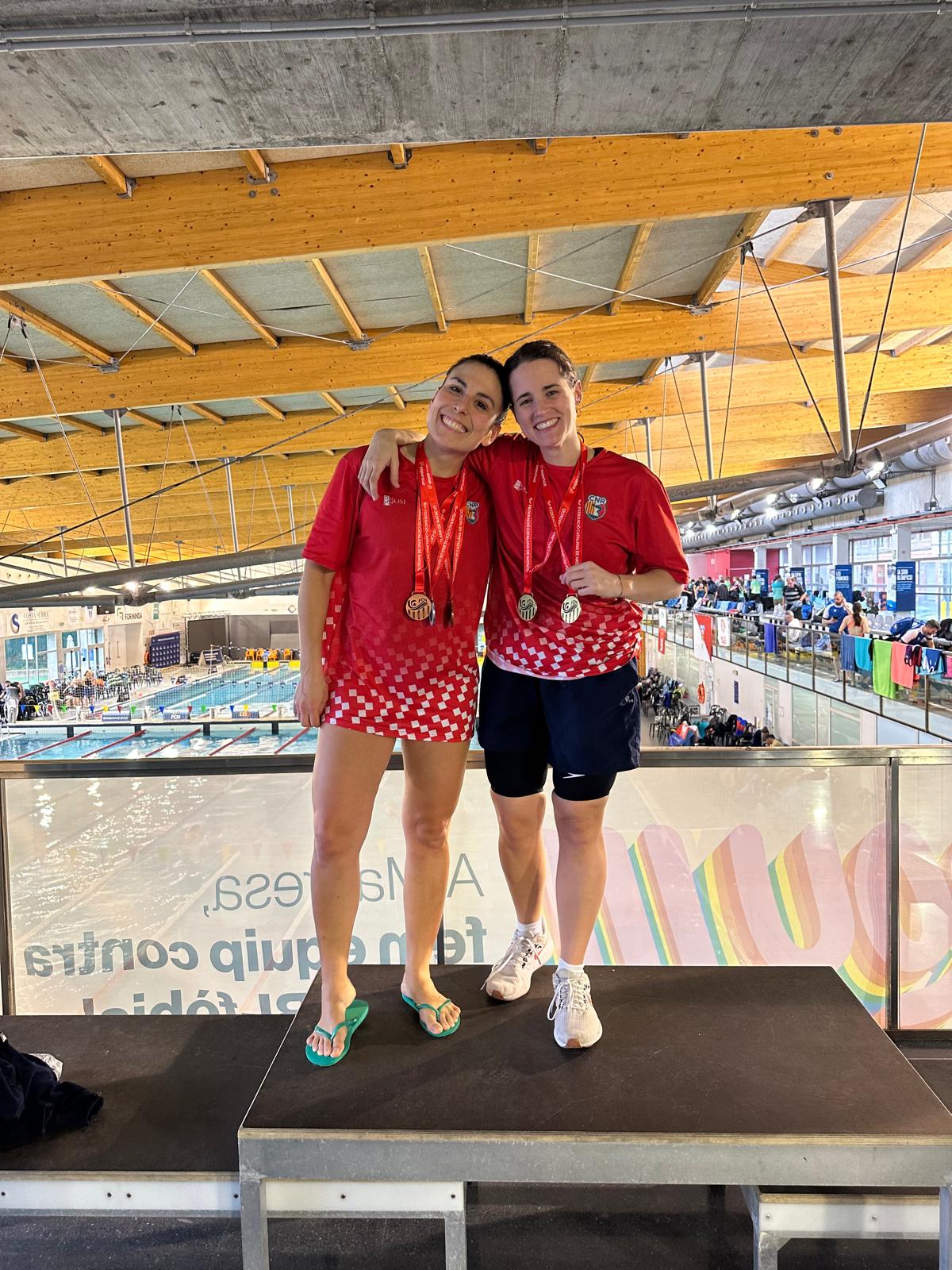 Arlet Oliveras i Gemma Sampons al Campionat de Catalunya de Natació Màster. FOTO; Cedida/CN Rubí
