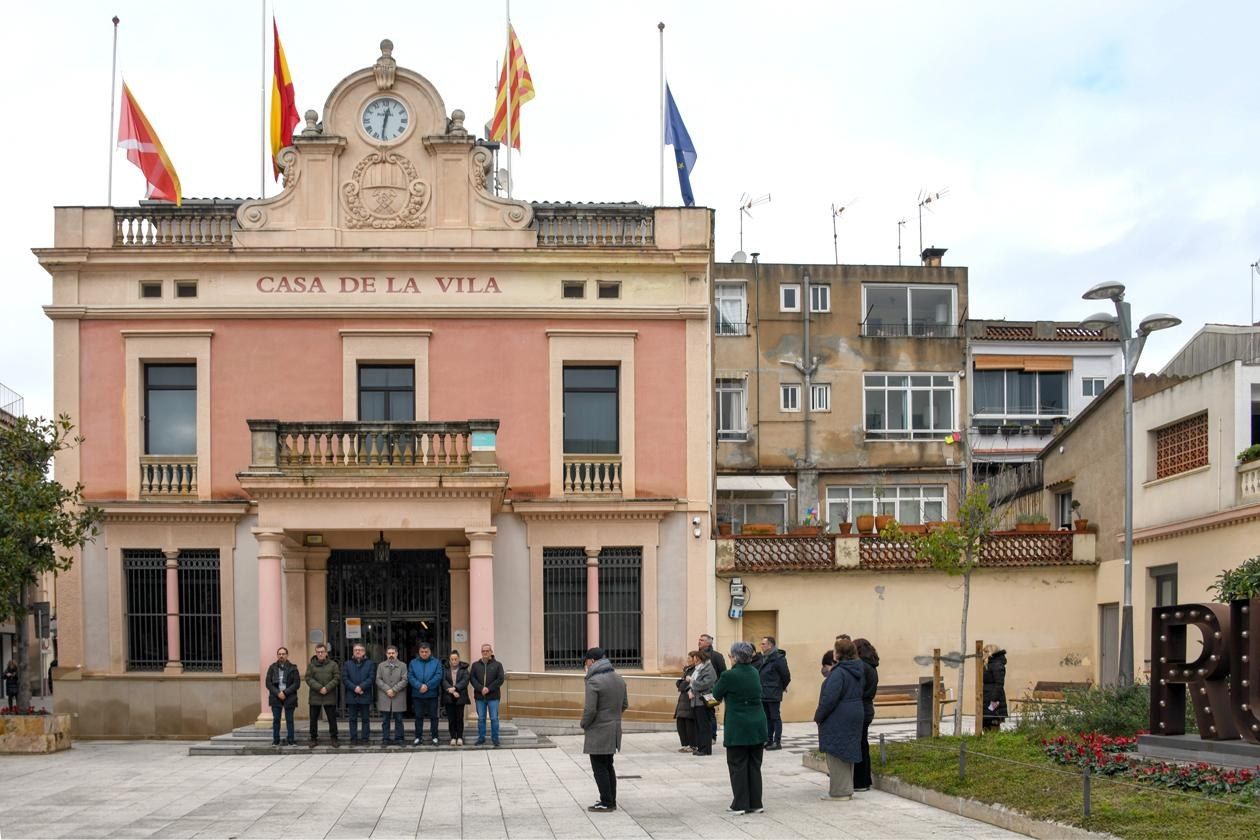 Minut de silenci en solidaritat amb les víctimes dels aiguats i de l’accident ferroviari de Gelida. FOTO: Ajuntament de Rubí - Localpres