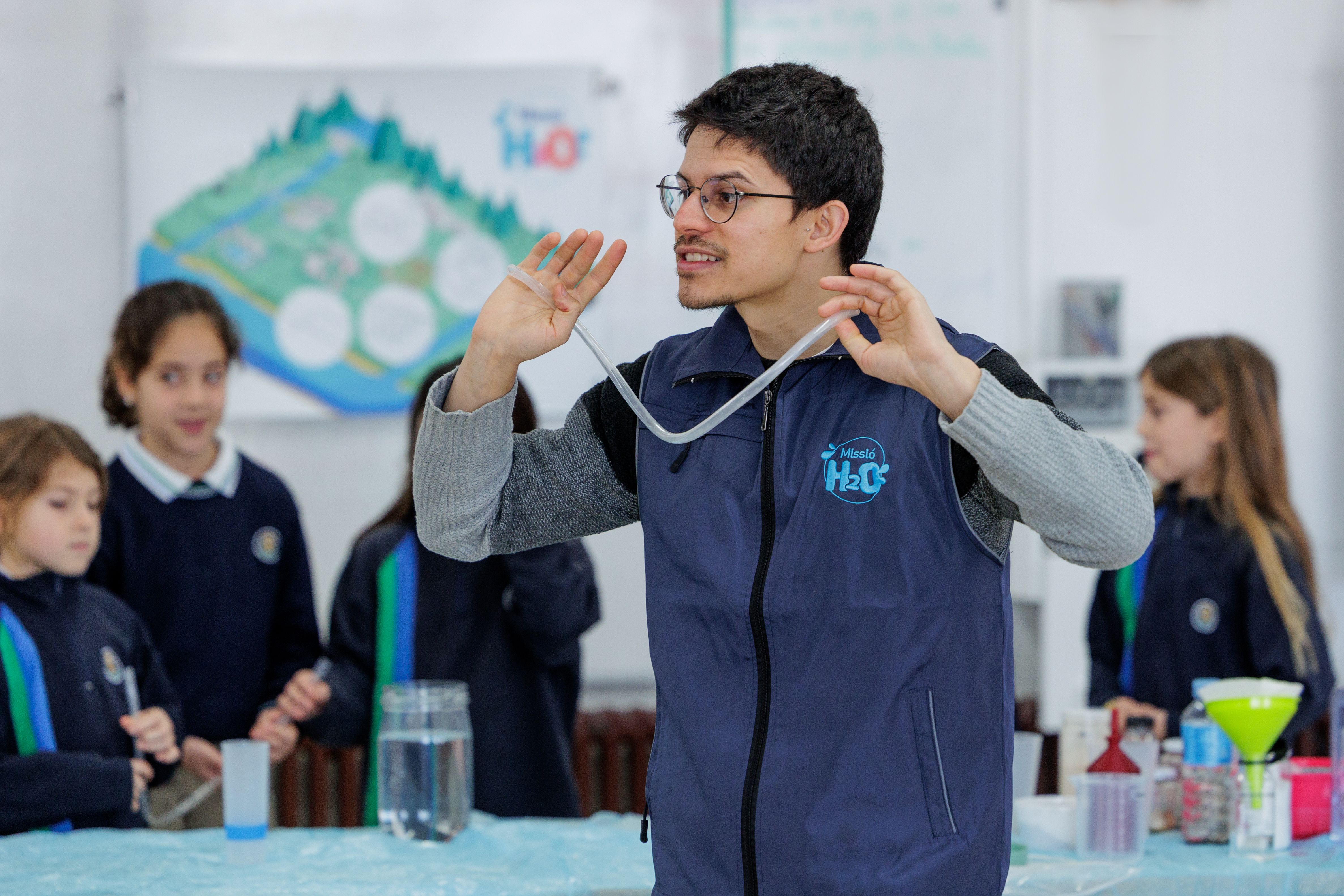 Tallerista del nou programa educatiu Missió  H₂O, impartint una sessió. FOTO: Cedida