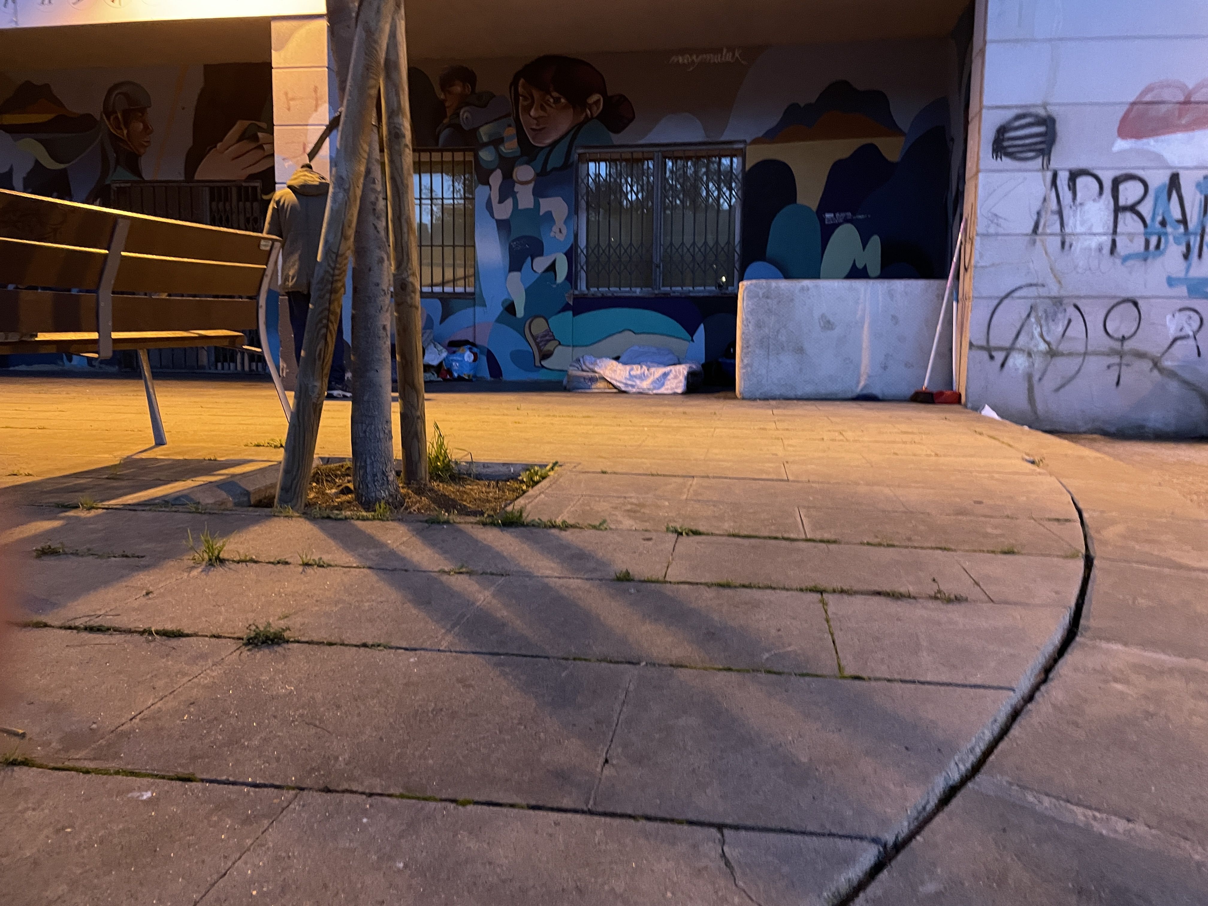 Hi ha un petit assentament de persones sense llar a la plaça de Pompeu Fabra FOTO: Marta Casas