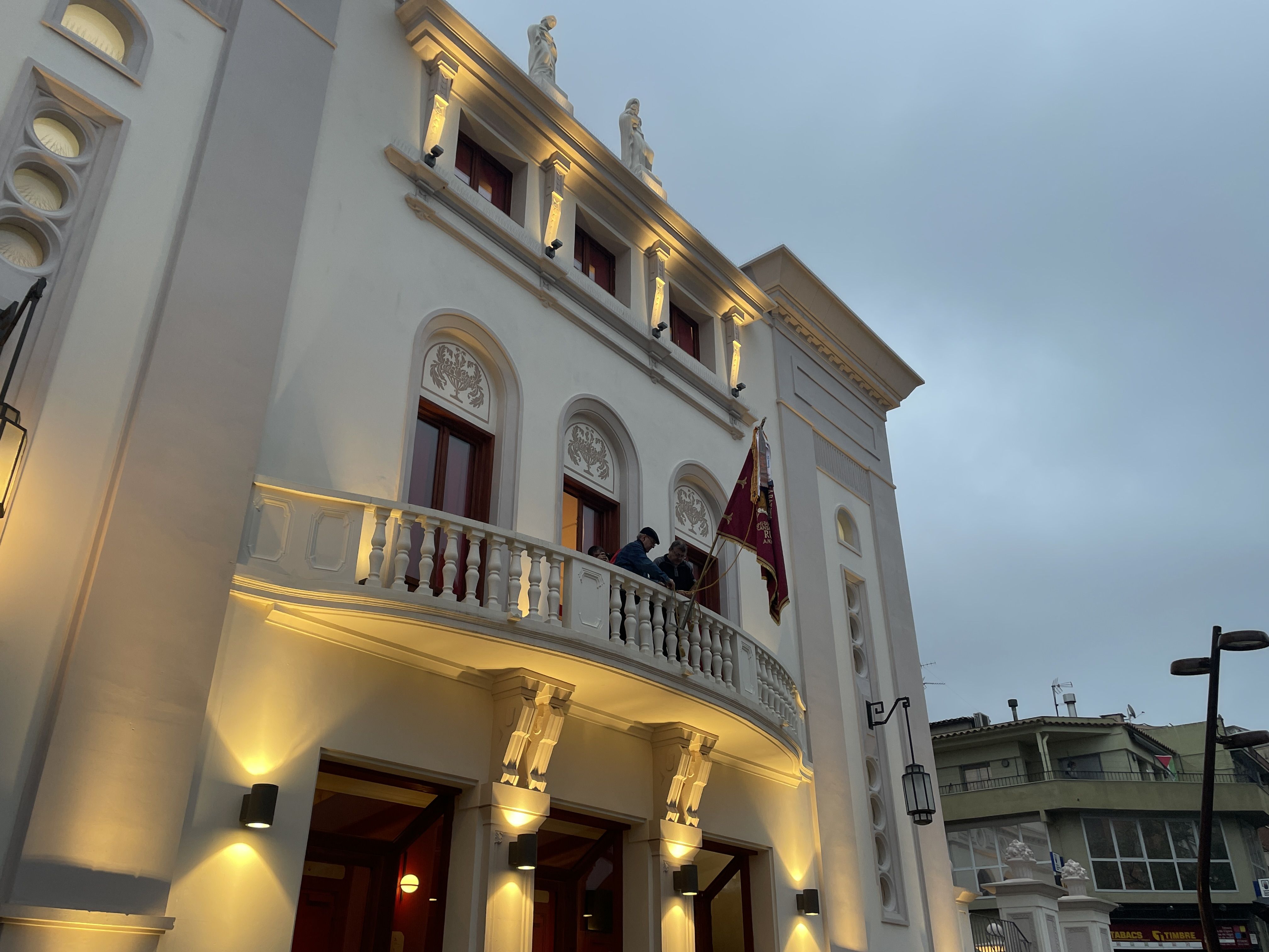 La bandera de Sant Antoni, plantada al Casino FOTO: Marta Casas