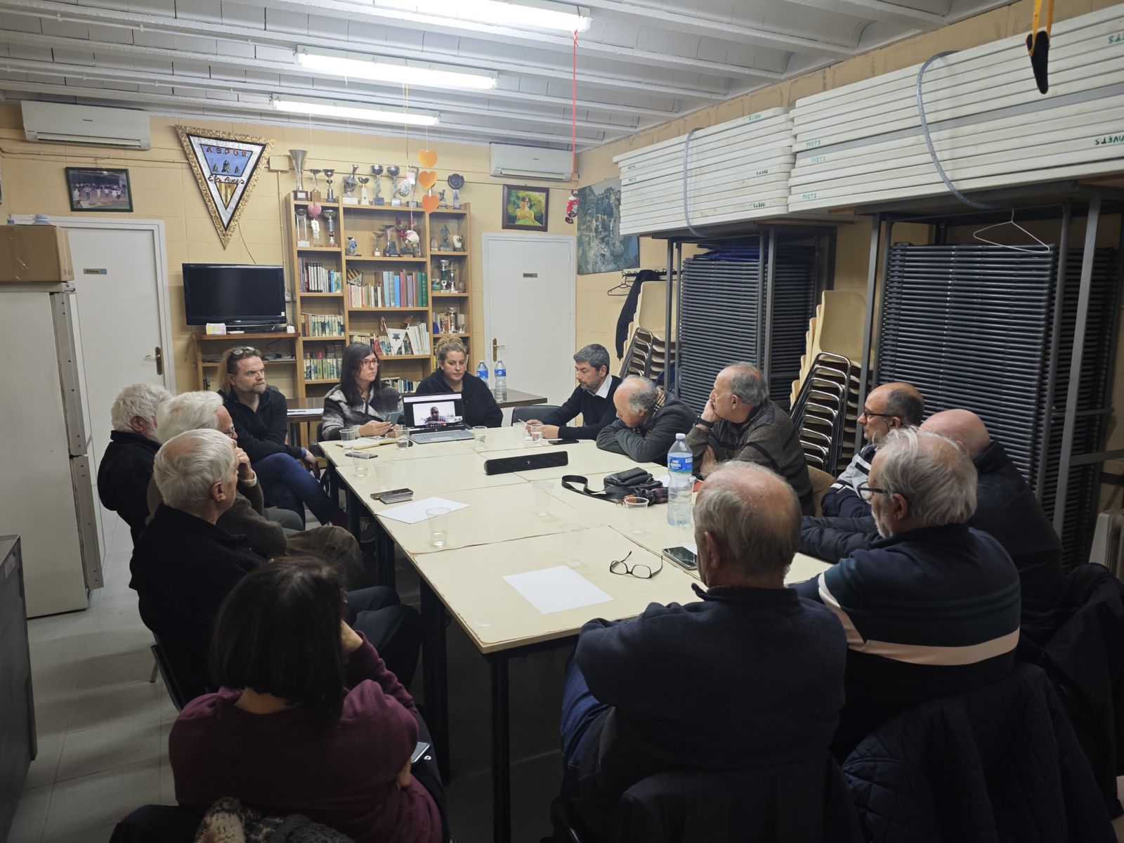 Junts per Rubí es reuneix amb veïns afectats per les torres d’alta tensió. FOTO: Cedida