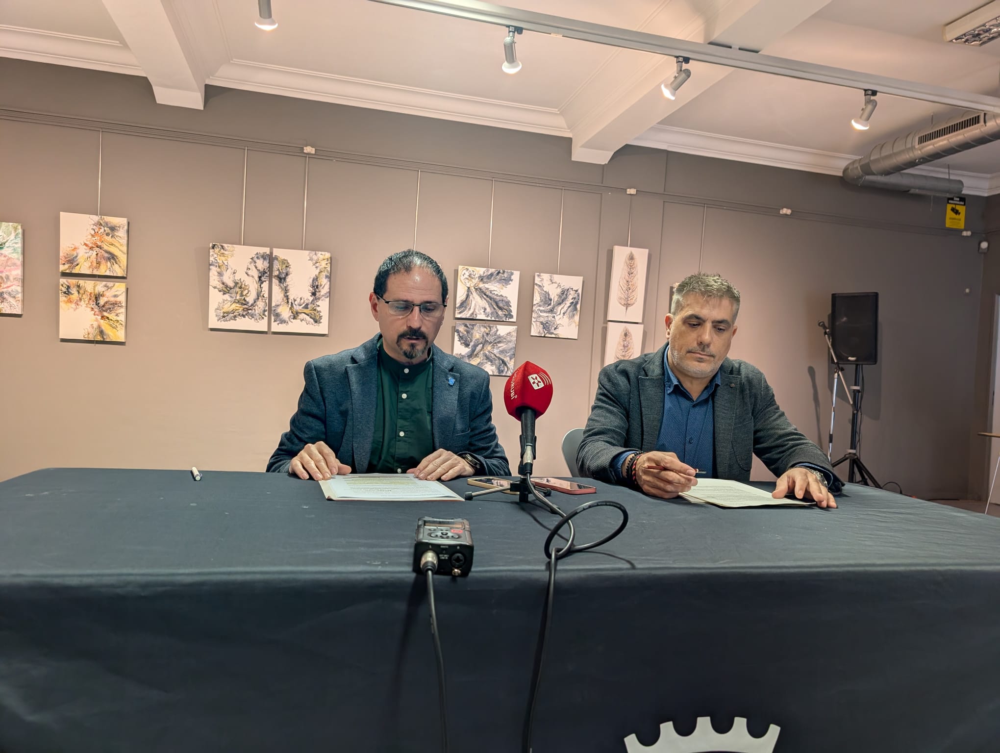 El regidor del Museu Municipal Castell (MMUC), Jordi Arnaiz Moreno, i el director de l’equipament, Joan Gallisà Soms, durant la presentació de la programació. FOTO: Redacció TOT Rubí