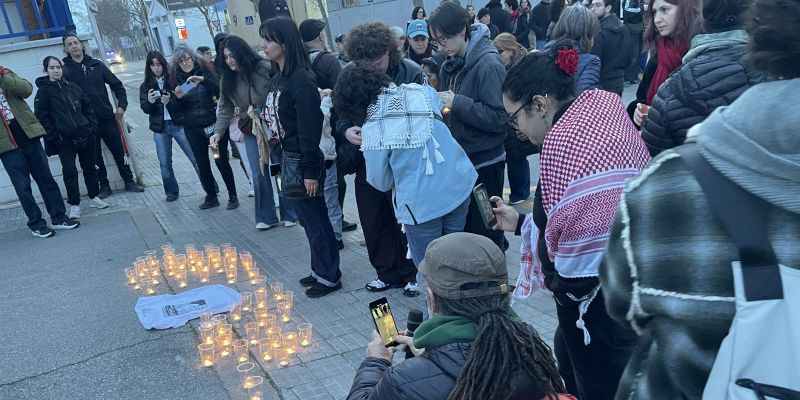 Un petit altar dedicat a Brian Ríos davant la comissaria de la Policia Local FOTO: Marta Casas