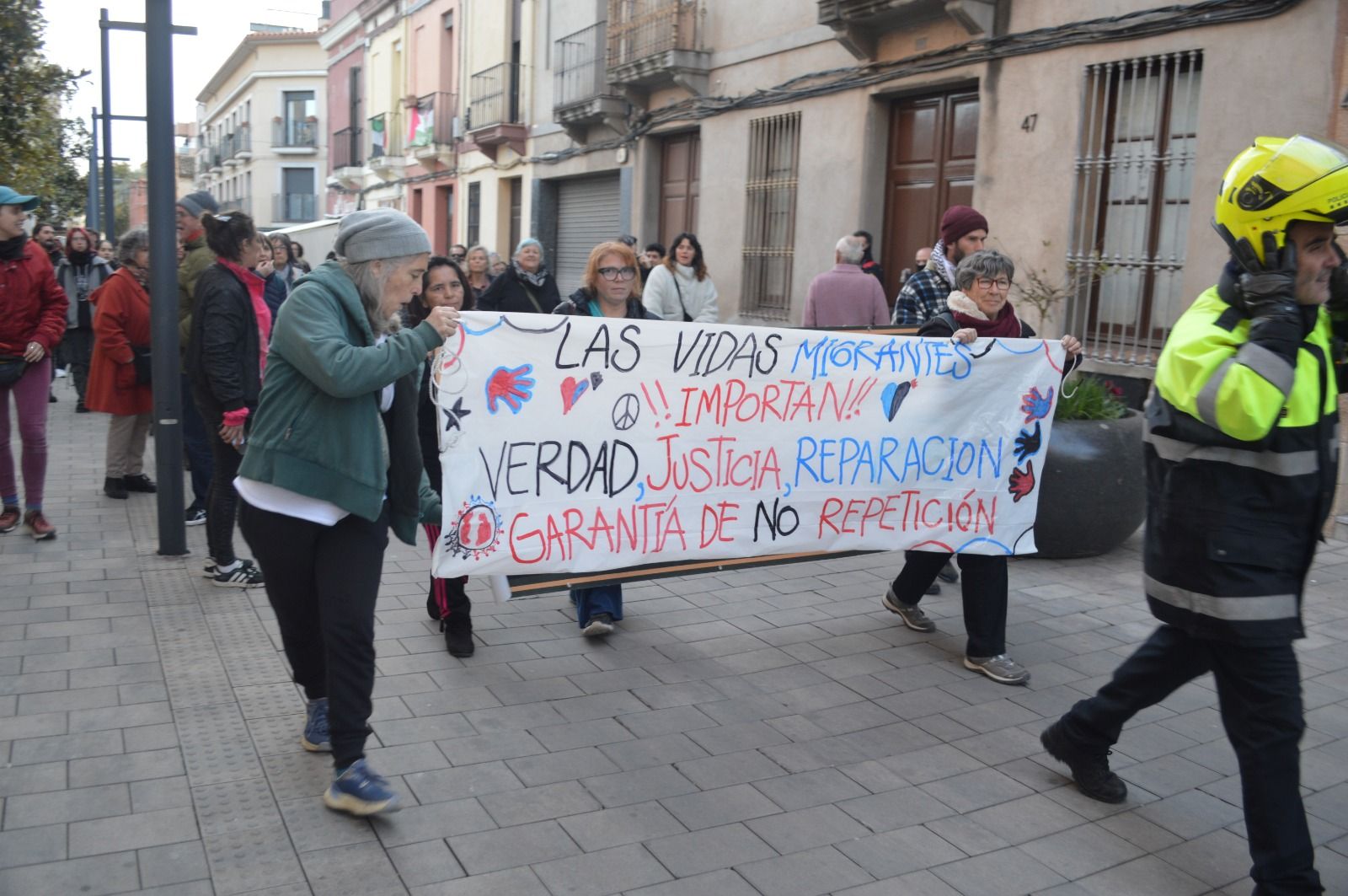 La manifestació del 8 de febrer, encapçalada per una pancarta elaborada pels fills de Brian Ríos. FOTO: Marta Casas