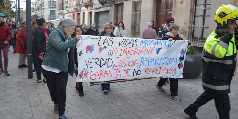La manifestació, encapçalada per una pancarta elaborada pels fills de Brian Ríos FOTO: Marta Casas