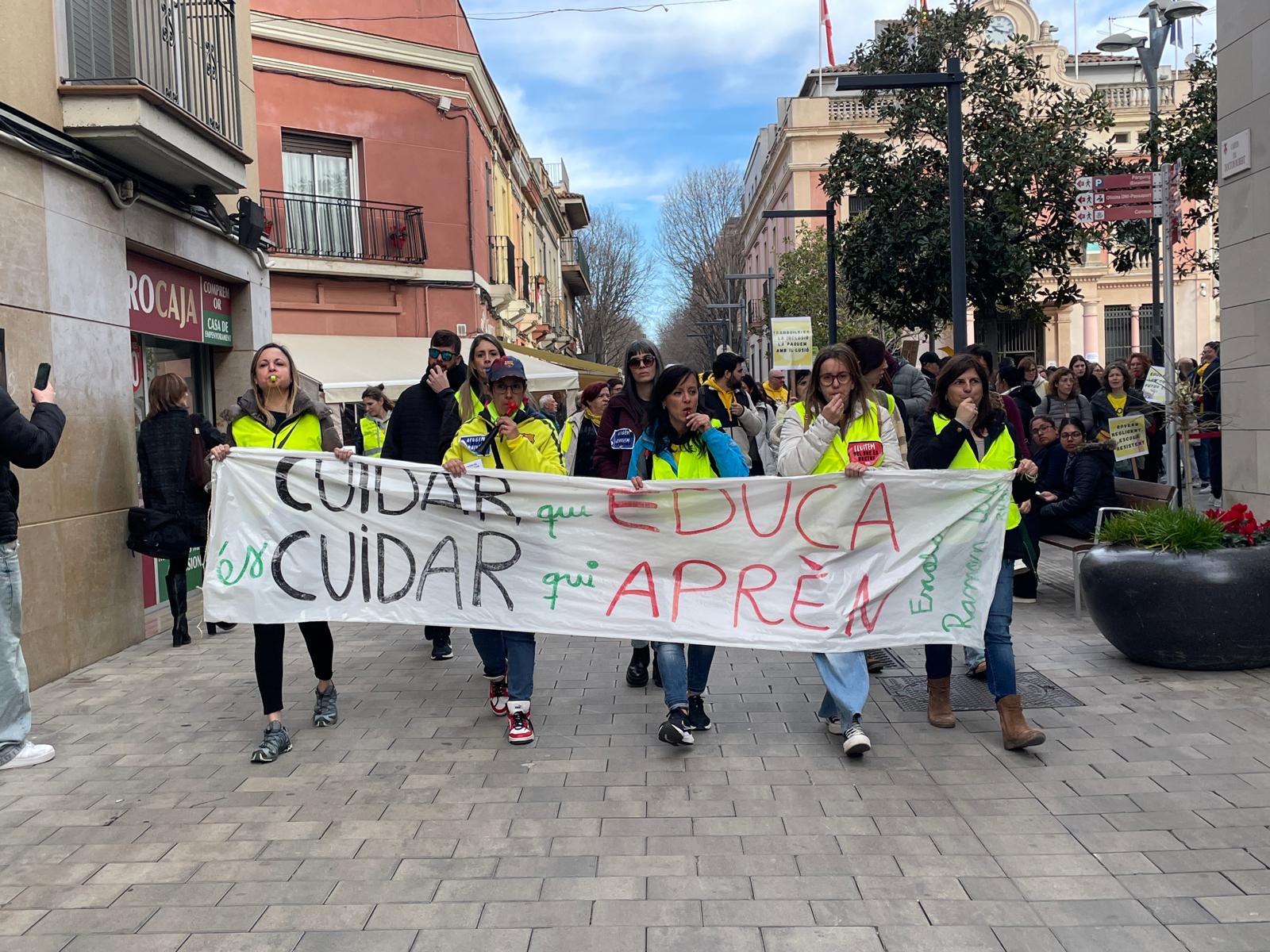 Docents de Rubí surten al carrer per reivindicar una millora del sistema educatiu. FOTO: Redacció TOT Rubí/Estela Luengo