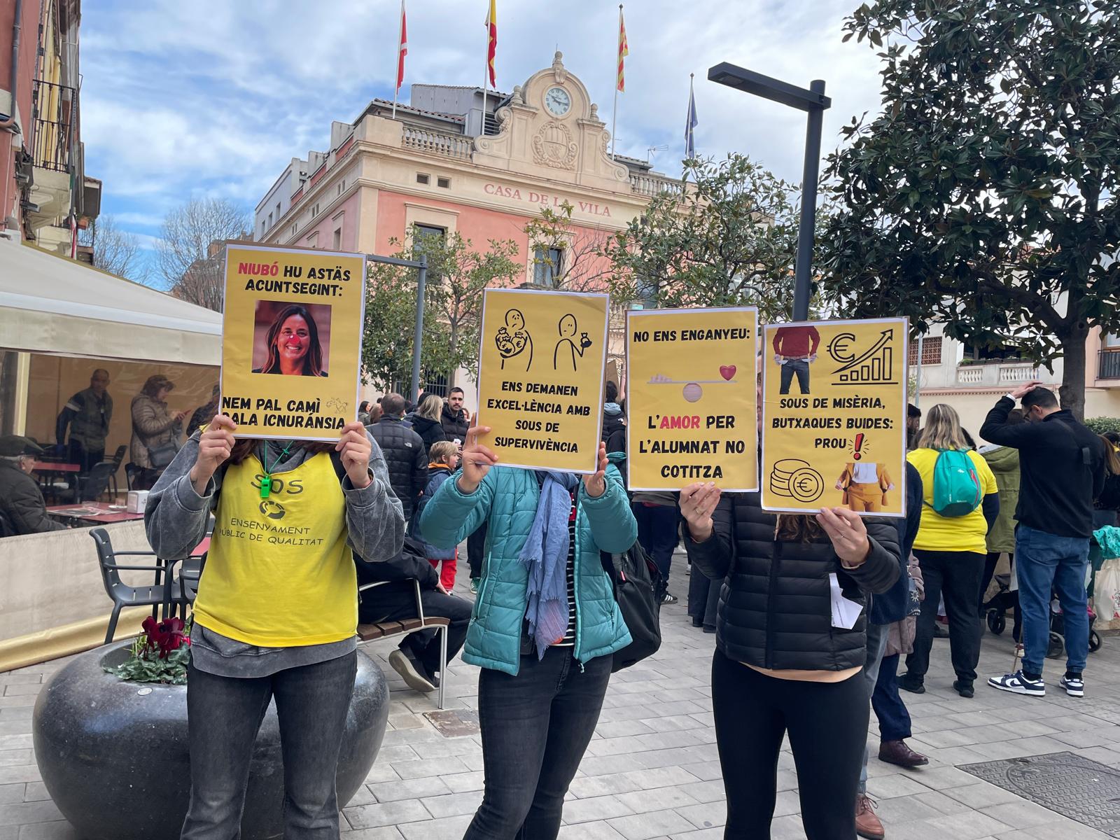 Cartells a la manifestació educativa de Rubí. FOTO: Redacció TOT Rubí/Estela Luengo
