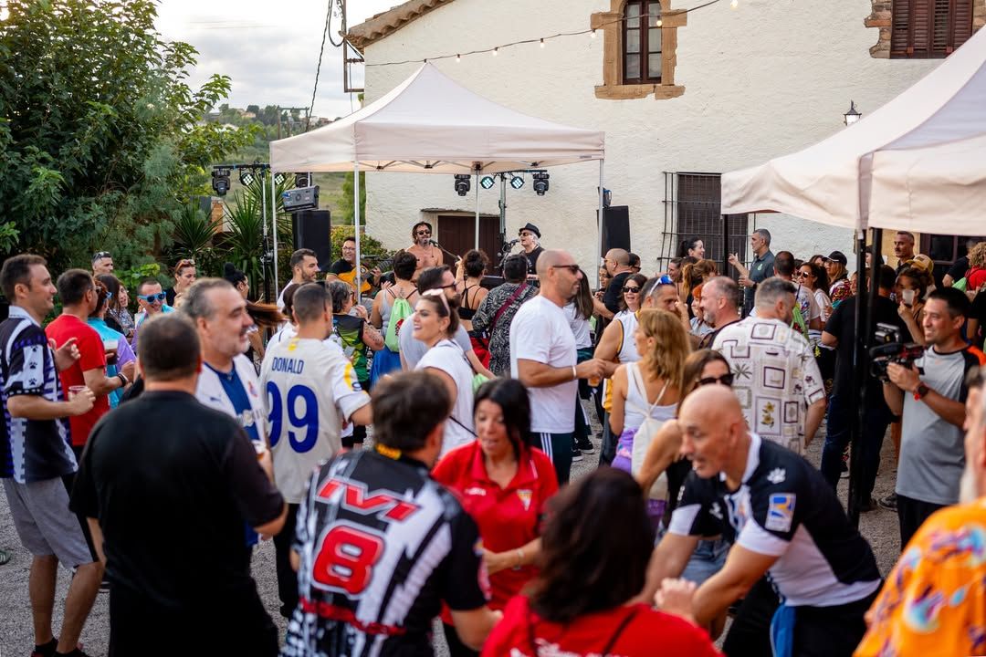 L'embrió del Chandal Festival: el casament del director a Can Ramoneda FOTO: IG/Chandal Festival
