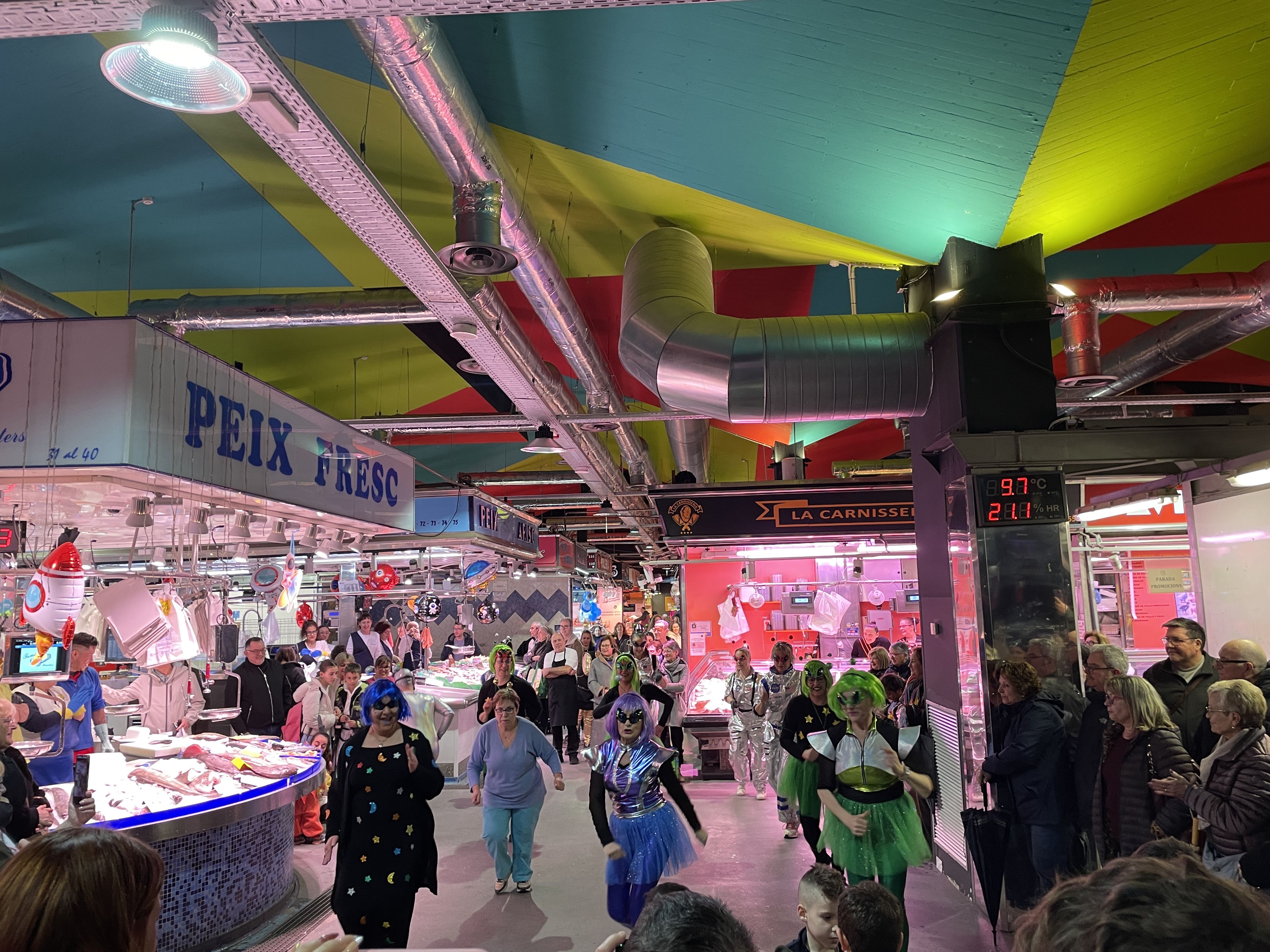 La coreografia d'enguany dels paradistes del Planeta Mercat FOTO: Marta Casas