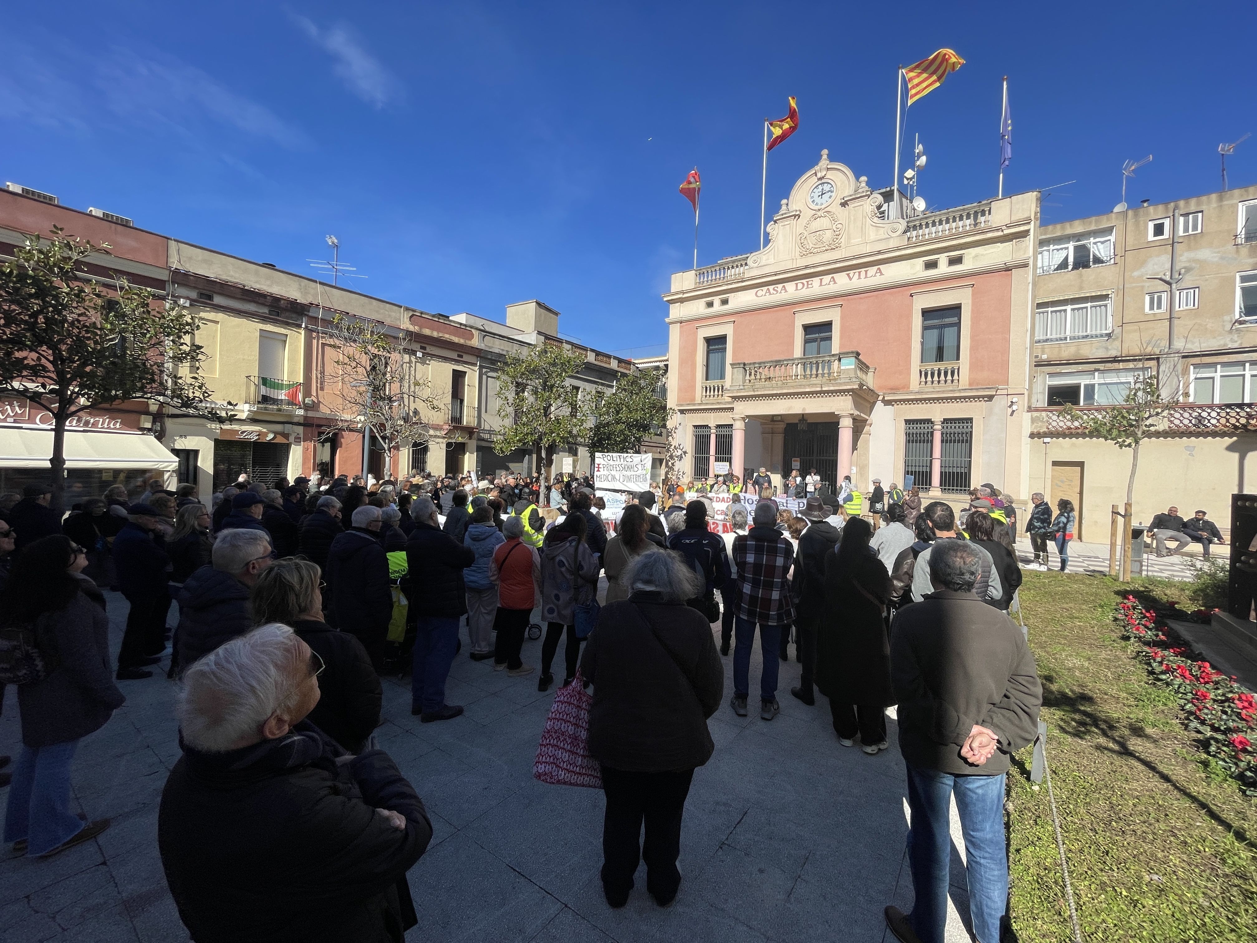 Centenars de persones es manifesten per una sanitat pública i de qualitat a Rubí FOTO: Marta Casas