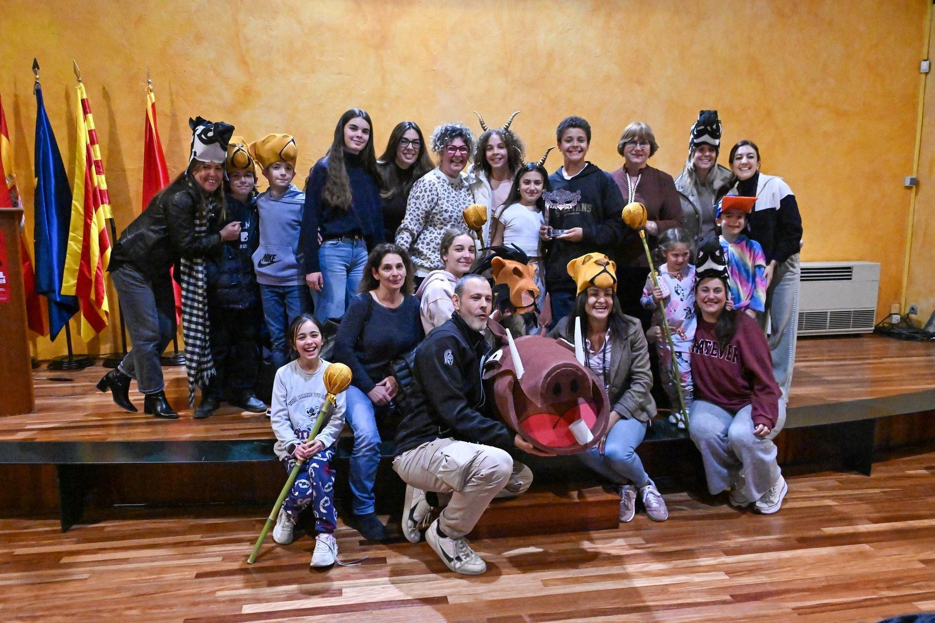 La comparsa guanyadora després de recollir el premi. FOTO: Ajuntament de Rubí - Localpres)