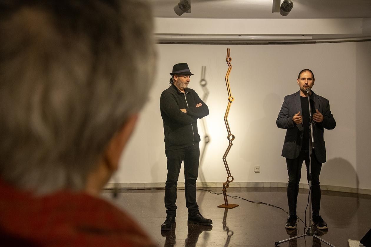 Rafa Gascón presenta “Shou Sugi Ban +” a l’Espai Expositiu Aula Cultural. FOTO: Ajuntament de Rubí