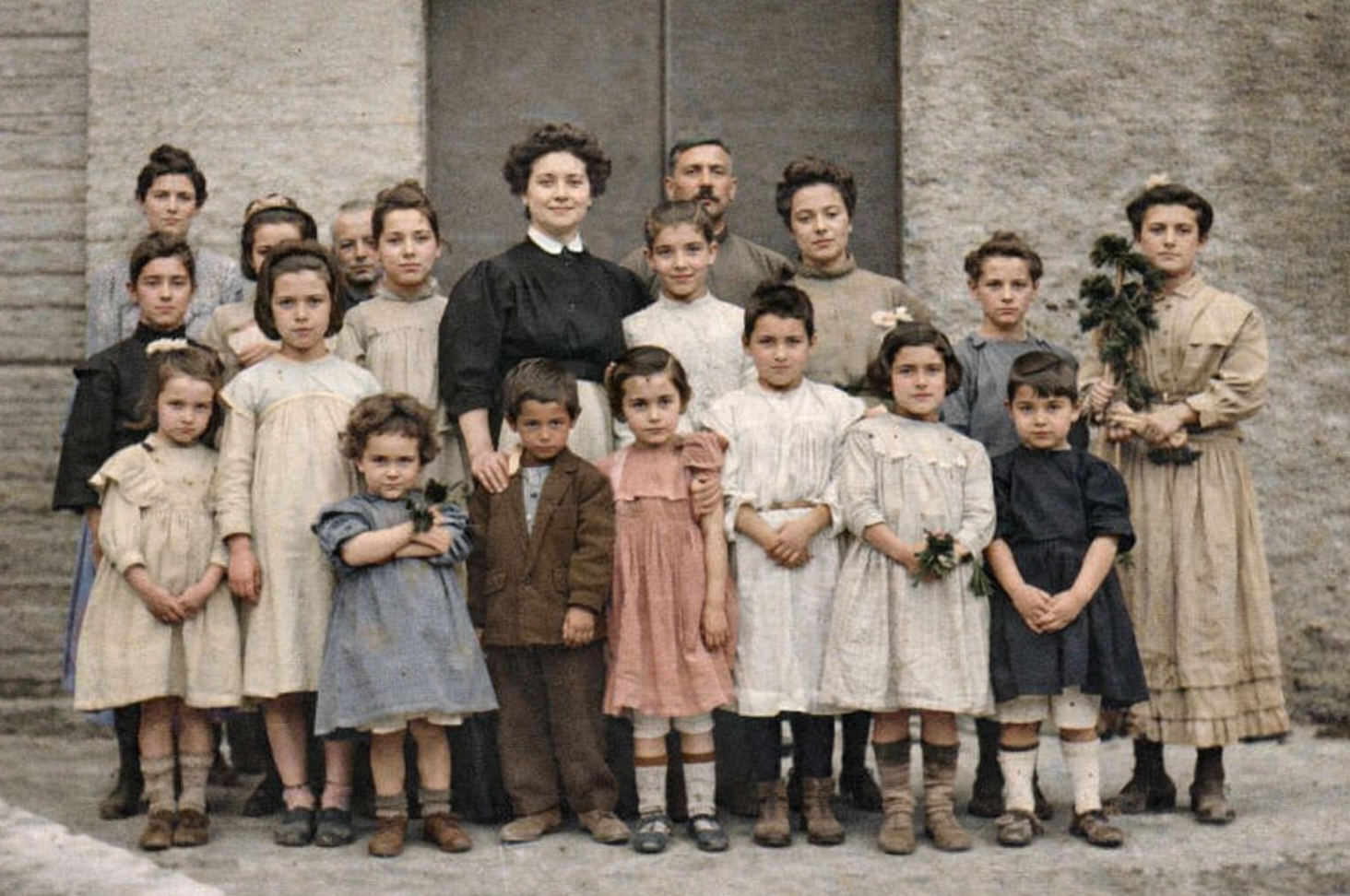 Un grup de nens i nenes de les escoles públiques de Rubí, 1899 FOTO: L'Abans (2002)