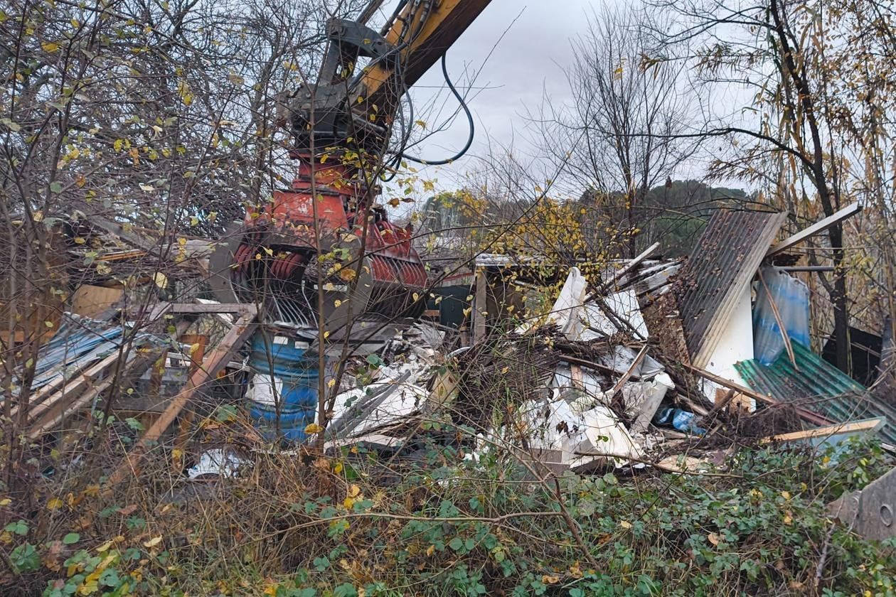 Retiren 88 tones de residus, 3 de les quals de fibrociment, de les lleres de la Riera FOTO: Localpres