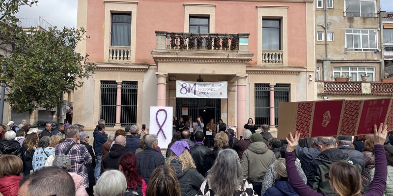 Més d'un centenar de persones han assistit a la lectura del manifest institucional amb motiu del 8M FOTO: Marta Casas