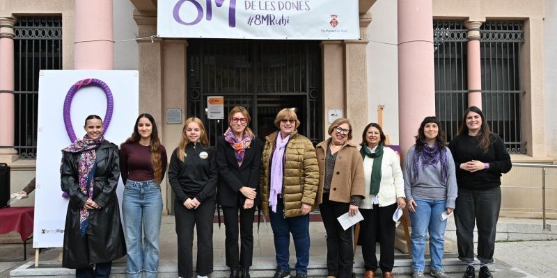 Les dones encarregades de llegir el manifest del 8M FOTO: Localpres