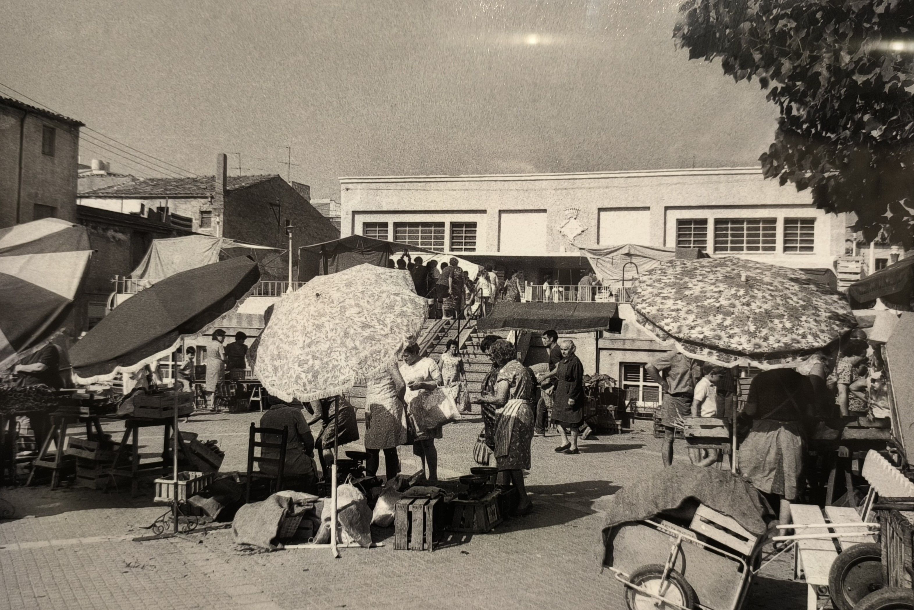 Els dissabtes s’instal·lava a la plaça el popular mercat ambulant amb els seus vistosos para-sols FOTO: Arxiu Marroyo