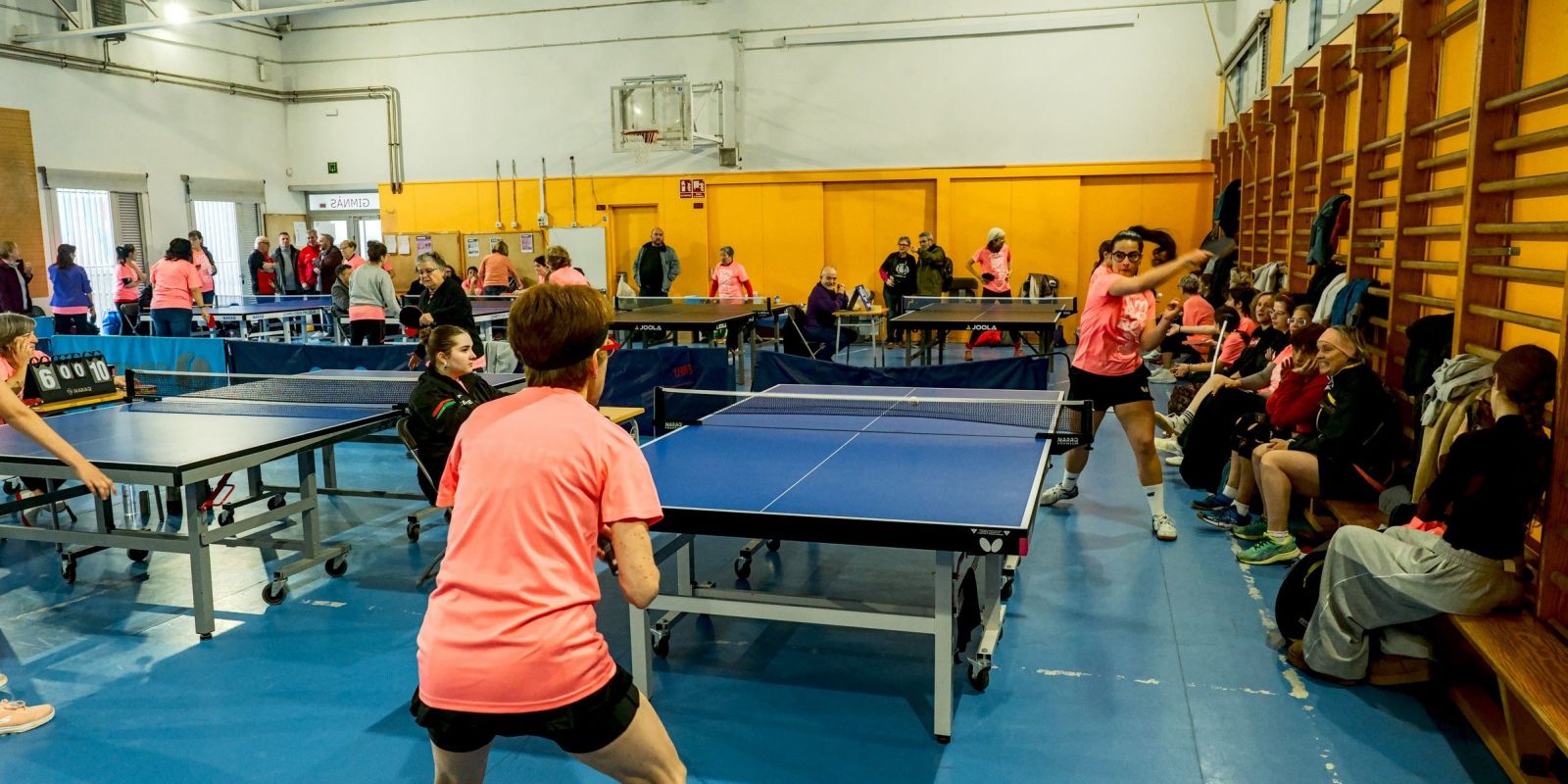 Jugadores de diverses edats i nivells de tennis taula han participat en la jornada FOTO: Cedida/El Gra