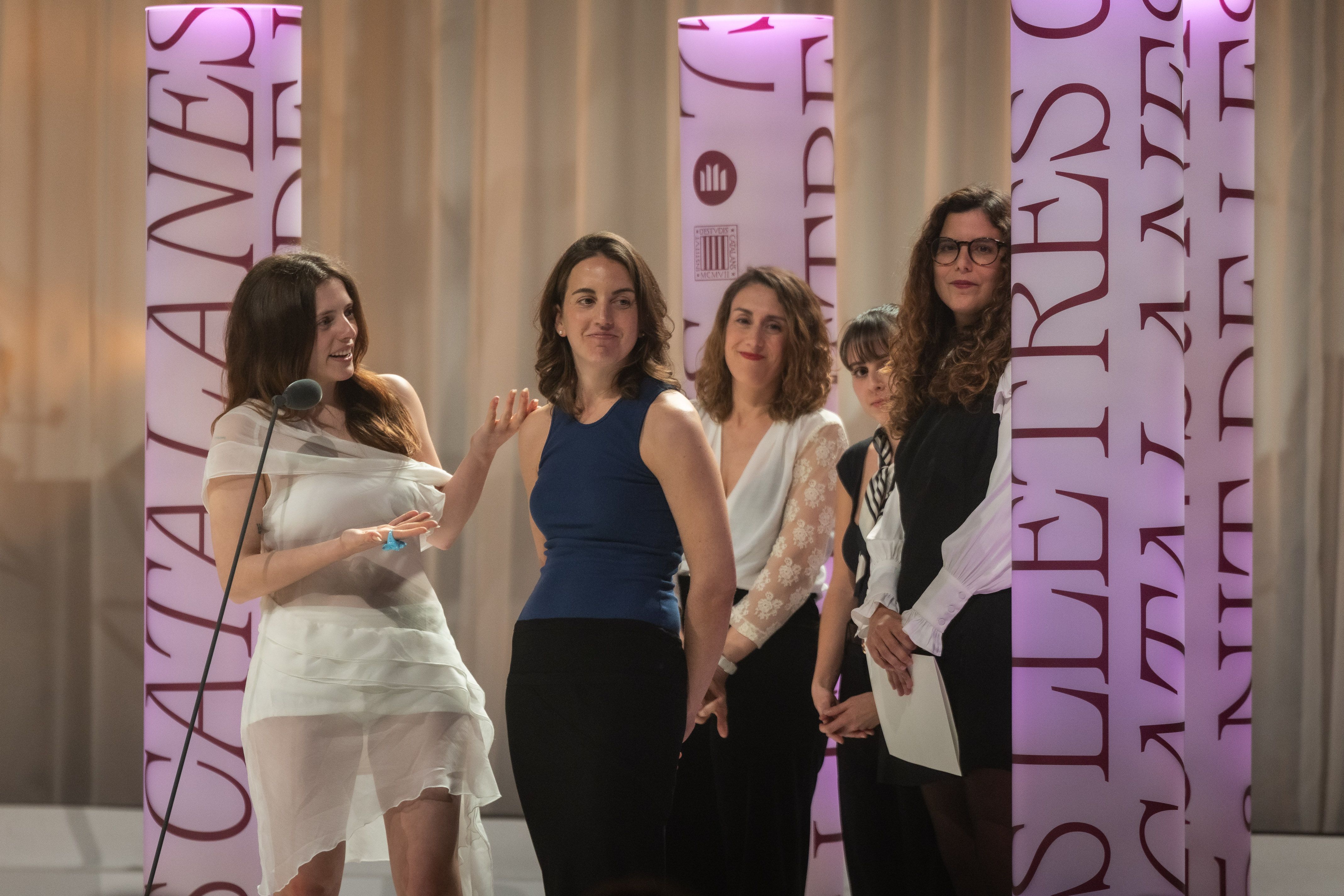 Marina Porras, Juliana Canet i Clàudia Rius a l'escenari de la Nit de les Lletres Catalanes FOTO: ACN/Jordi Borràs