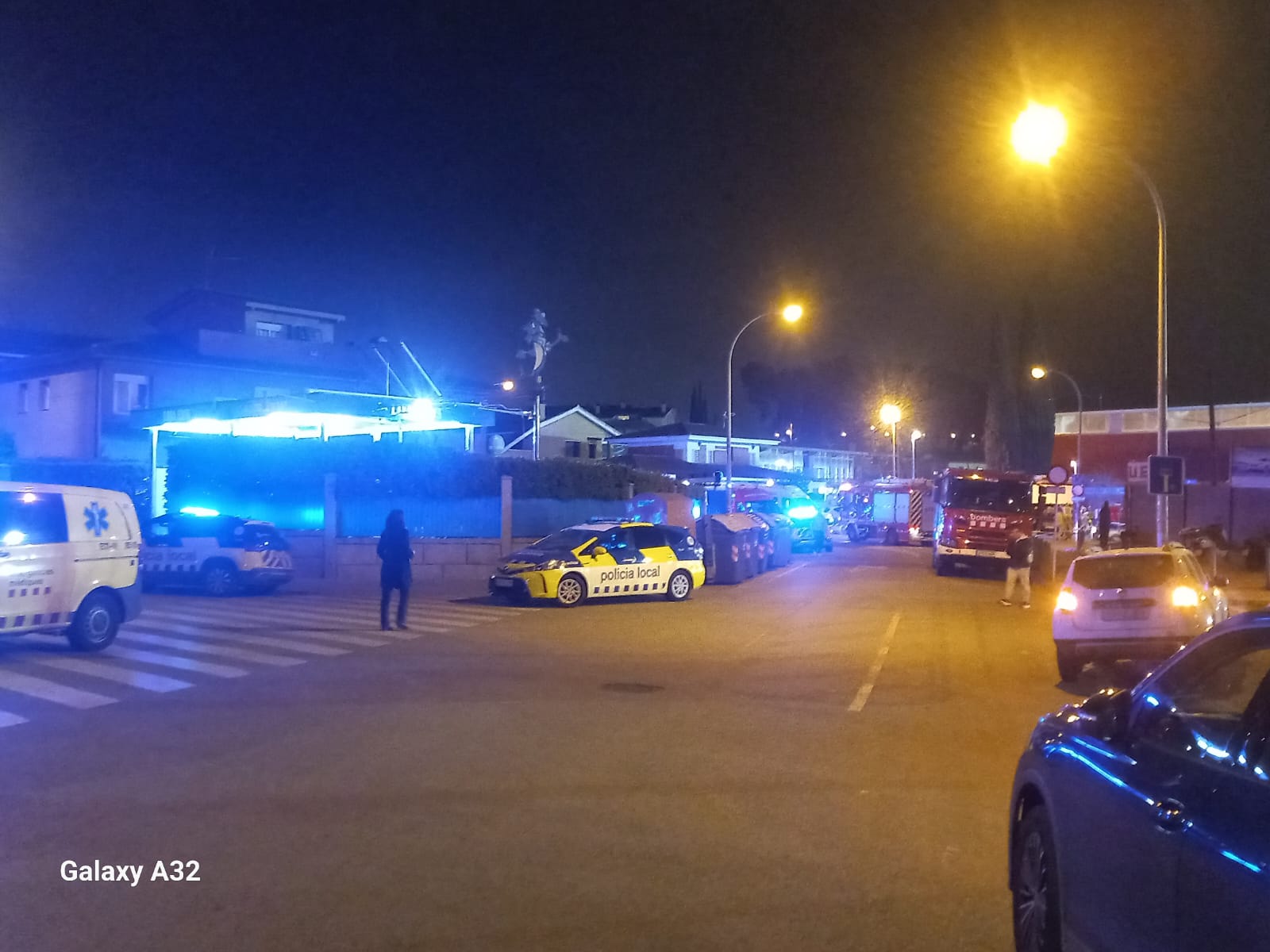 Bombers i Policia Local a l'exterior de la piscina municipal de Rubí, on hi ha hagut un incident químic FOTO: Cedida