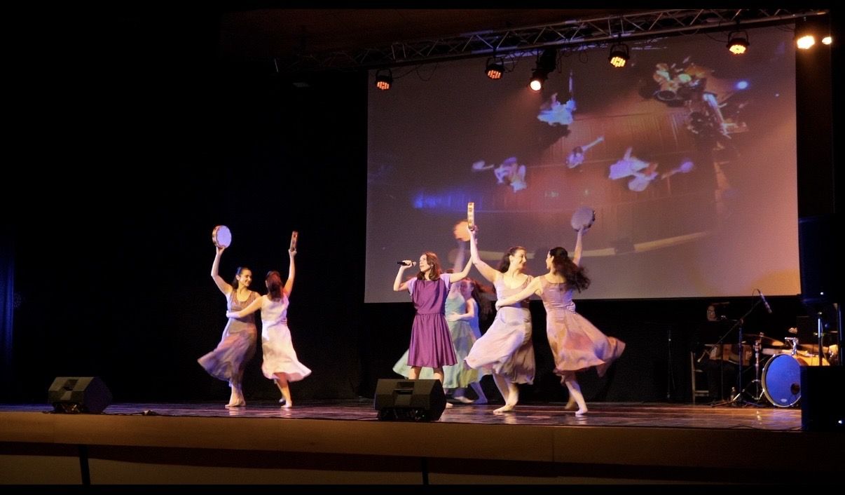 Dansaires de l'Esbart aporten la part coreogràfica a l'espectacle 'Solstici' de Maria Castell FOTO: Cedida/Esbart