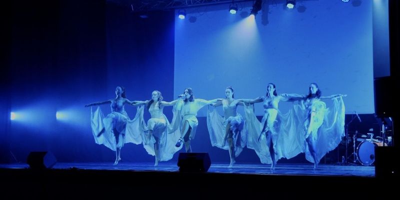 Un moment de l'espectacle 'Solstici' de Maria Castell amb l'Esbart FOTO: Cedida/Esbart