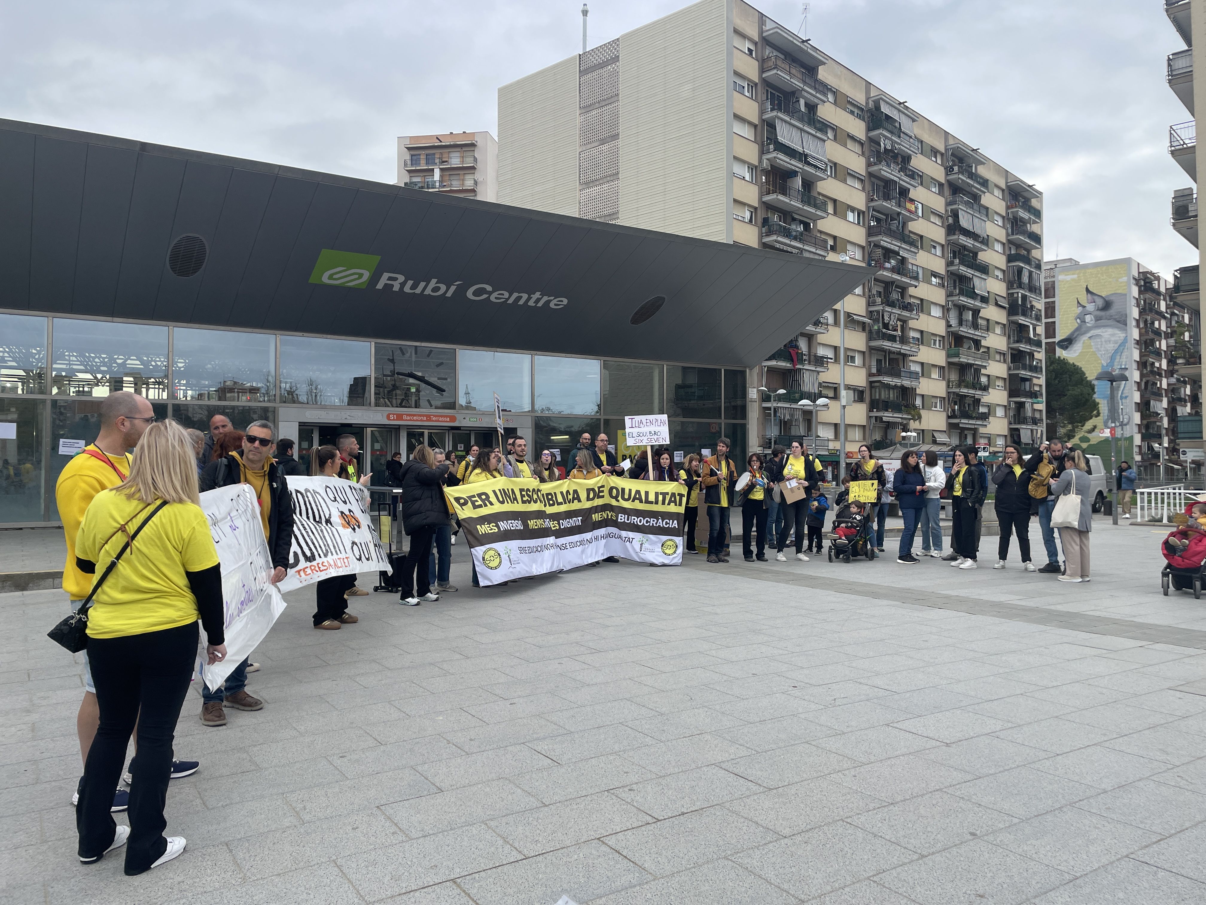 Docents de Rubí, abans de sortir a la manifestació a Sabadell el 19 de març FOTO: Marta Casas
