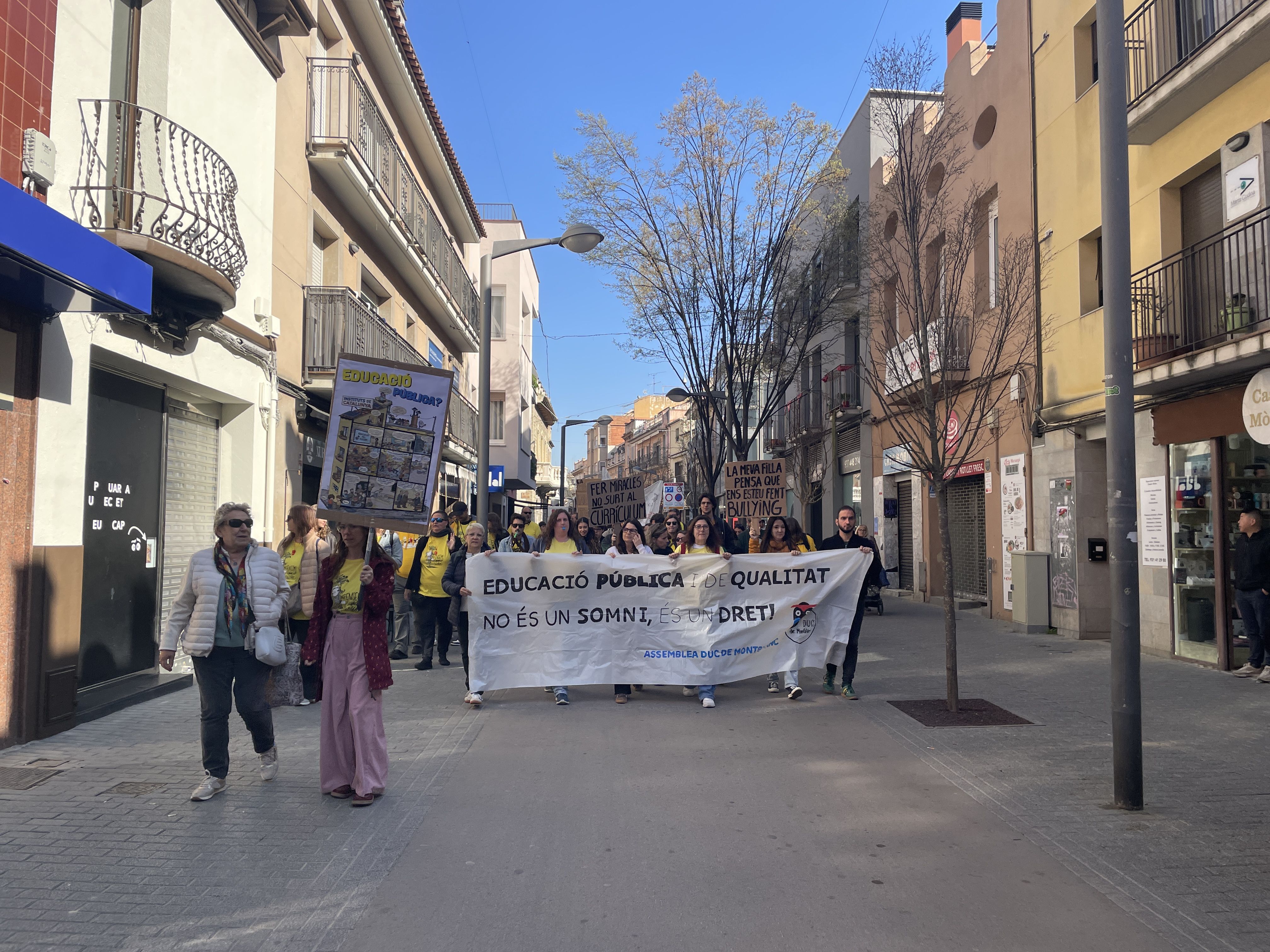 Capçalera de la manifestació dels docents a Rubí FOTO: Marta Casas