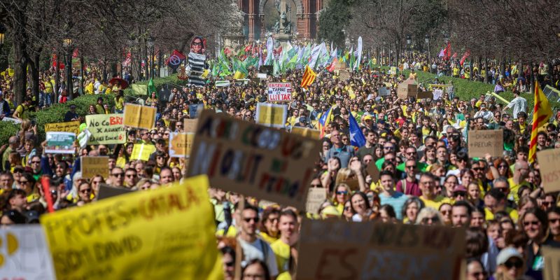 Milers de docents d'arreu del país, en la manifestació a Barcelona FOTO: ACN