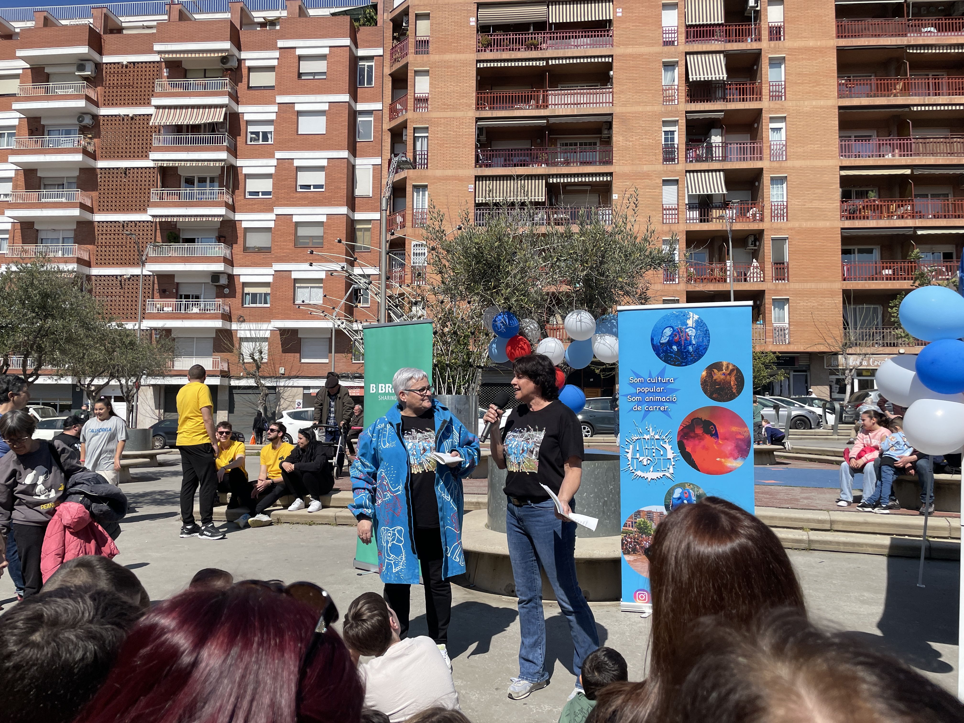 Núria Julià i Elena Boixader fan un 'pregó' de Festa Major per presentar el nou conte del Bòjum FOTO: Marta Casas