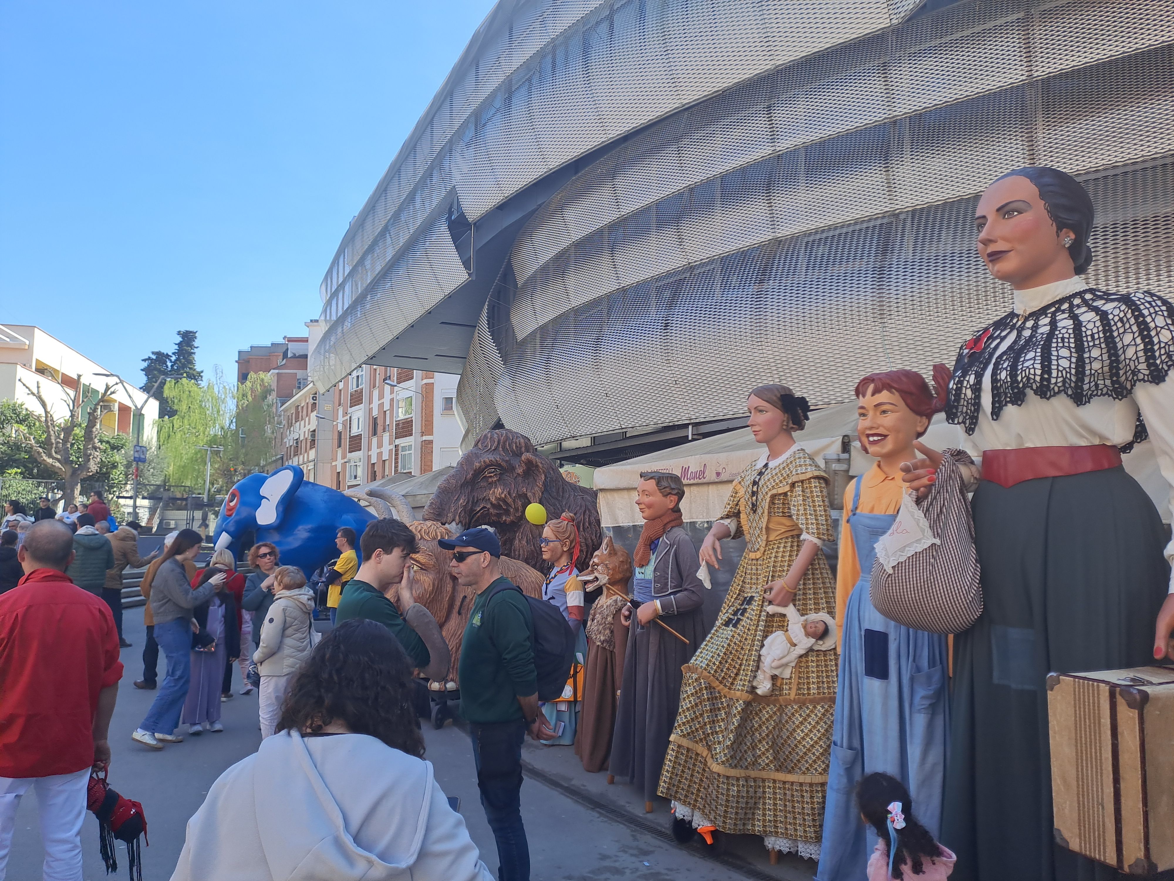 Gegants, gegantons, castellers i els Mamuts de Viladecans van acompanyar el Bòjum en la presentació del nou conte FOTO: Marta Casas