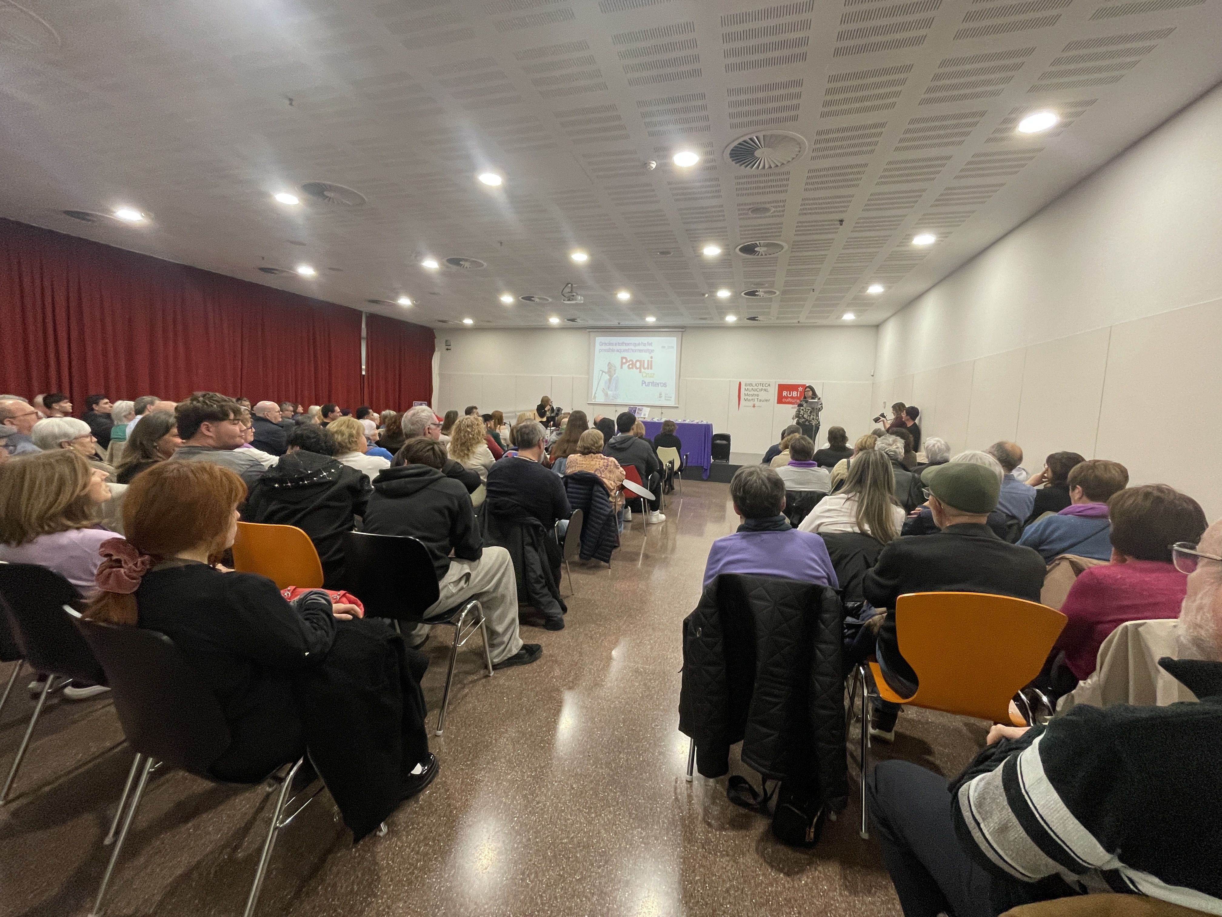 L'auditori de la biblioteca va quedar petit per a la presentació de "Vivències de Dones" FOTO: Marta Casas