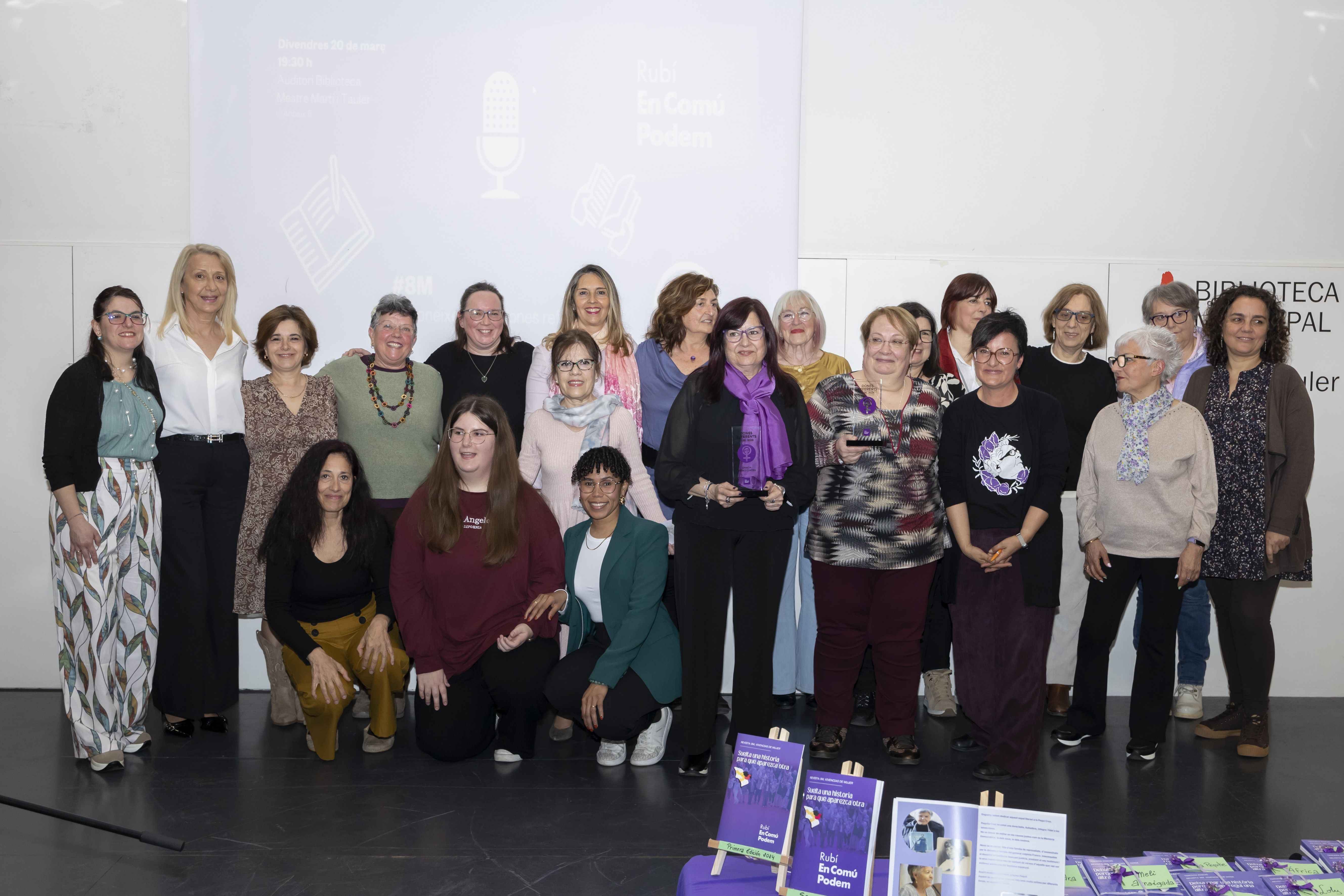 Foto de grup de les participants de la revista i les Dones Referents FOTO: Cedida