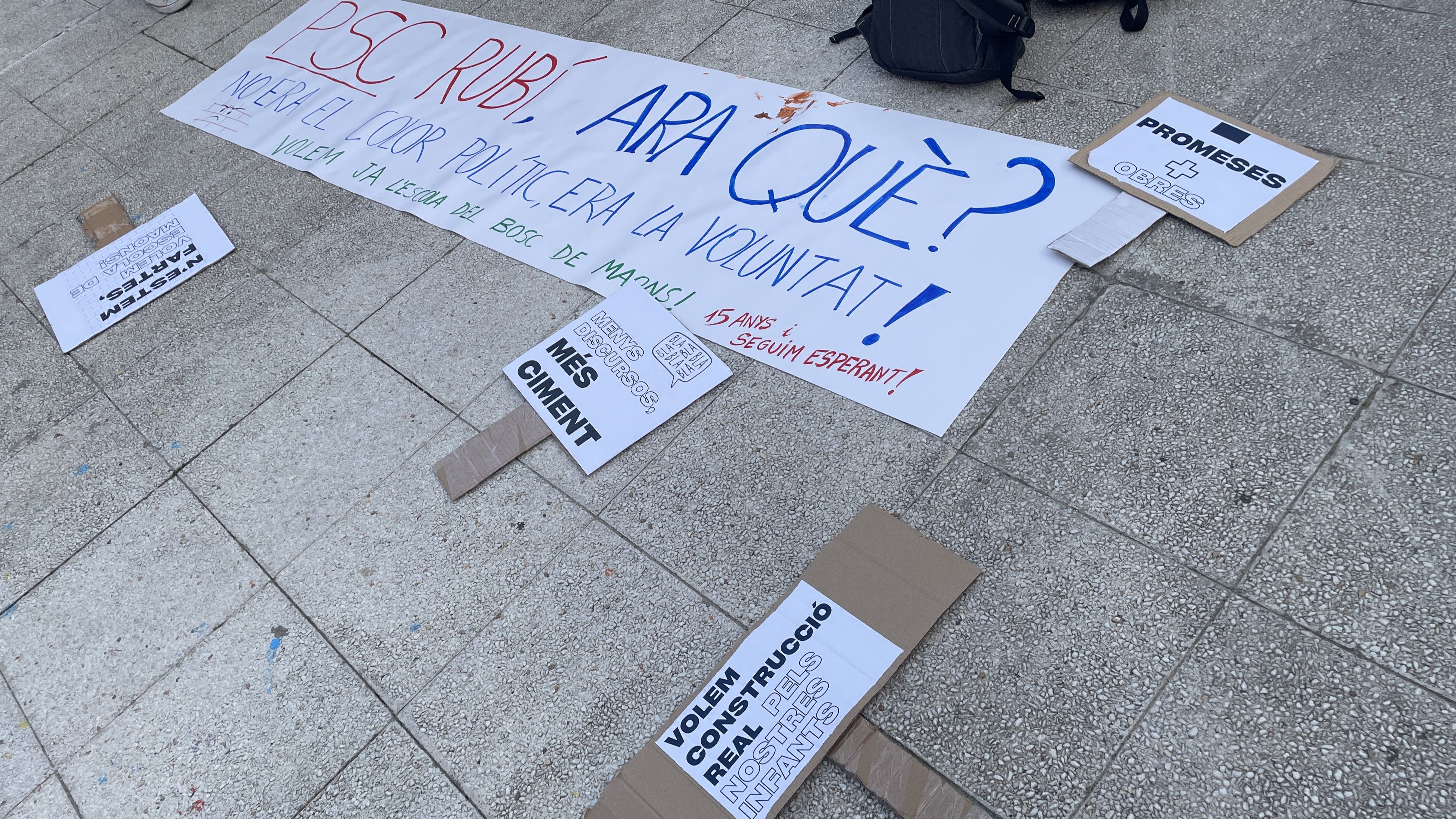 La pancarta que ha encapçalat la manifestació de l'Escola del Bosc fins la porta de l'Ajuntament FOTO: Marta Casas