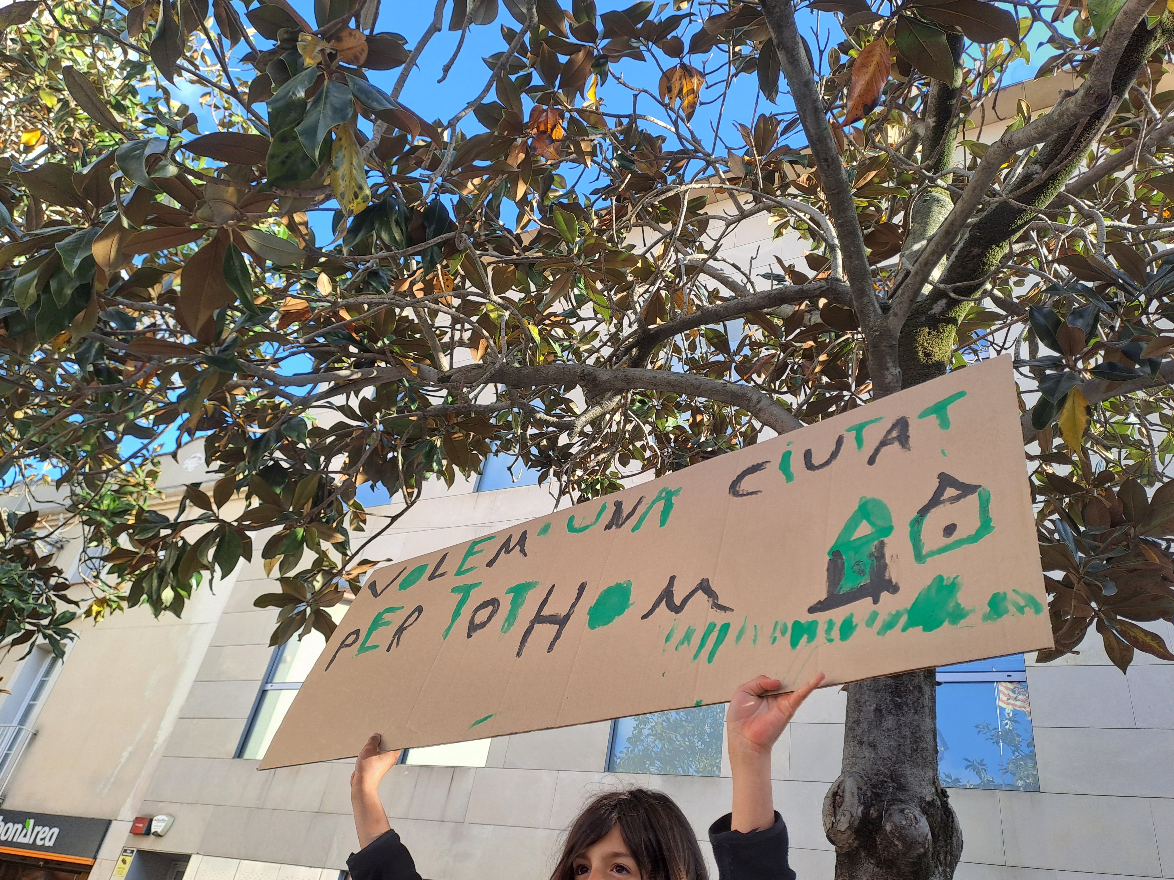 Pancartes verd i negres, de l'AE Guspira, davant l'Ajuntament FOTO: Marta Casas