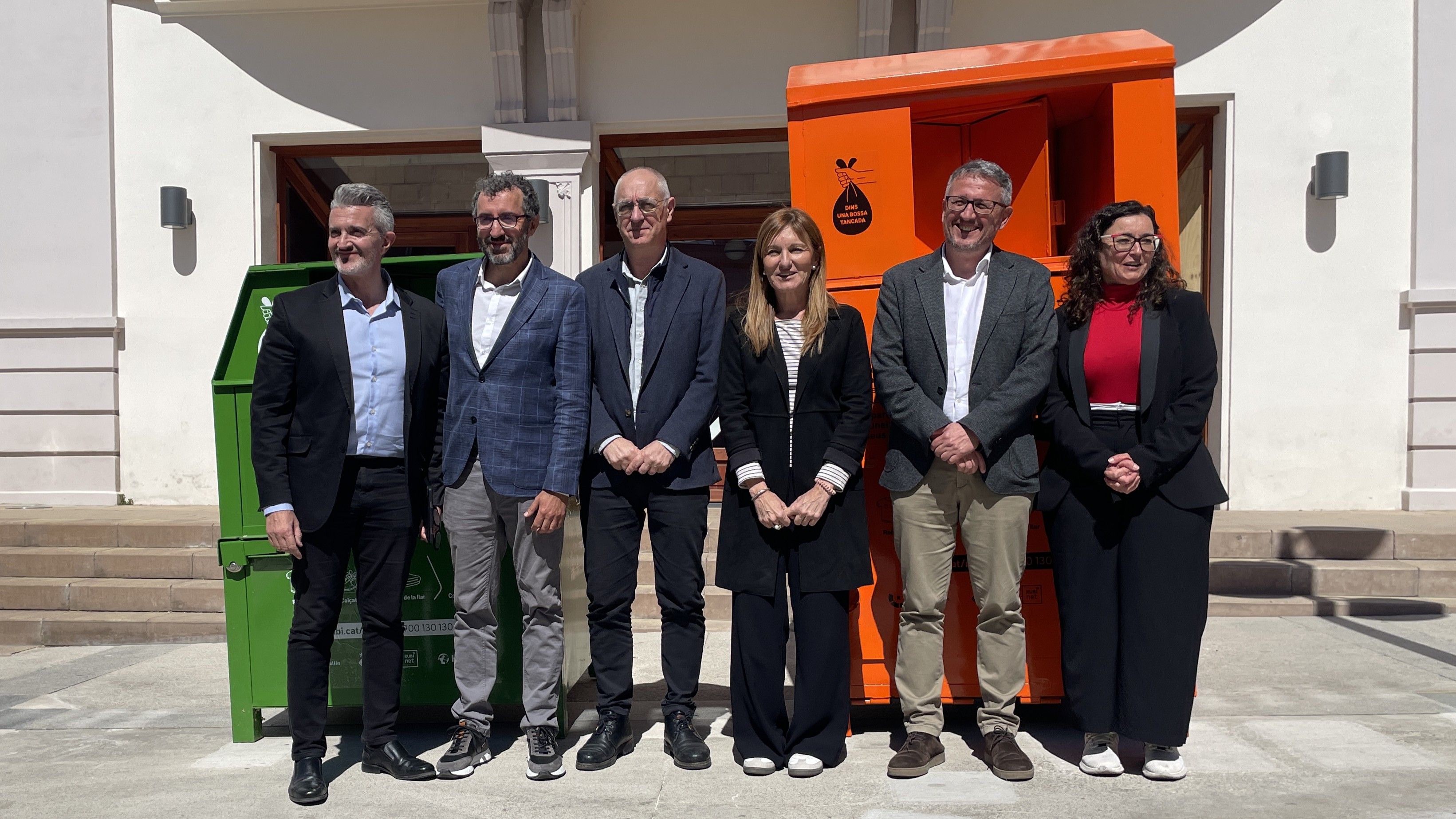 Representants d'institucions i entitats presenten el nou model de recollida de tèxtil i calçat FOTO: Marta Casas