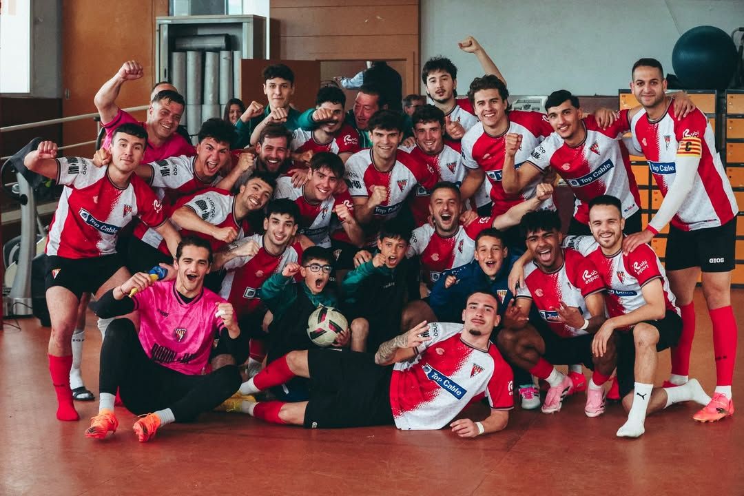 El primer equip de la UE Rubí celebra l'última victòria FOTO: IG/UE Rubí