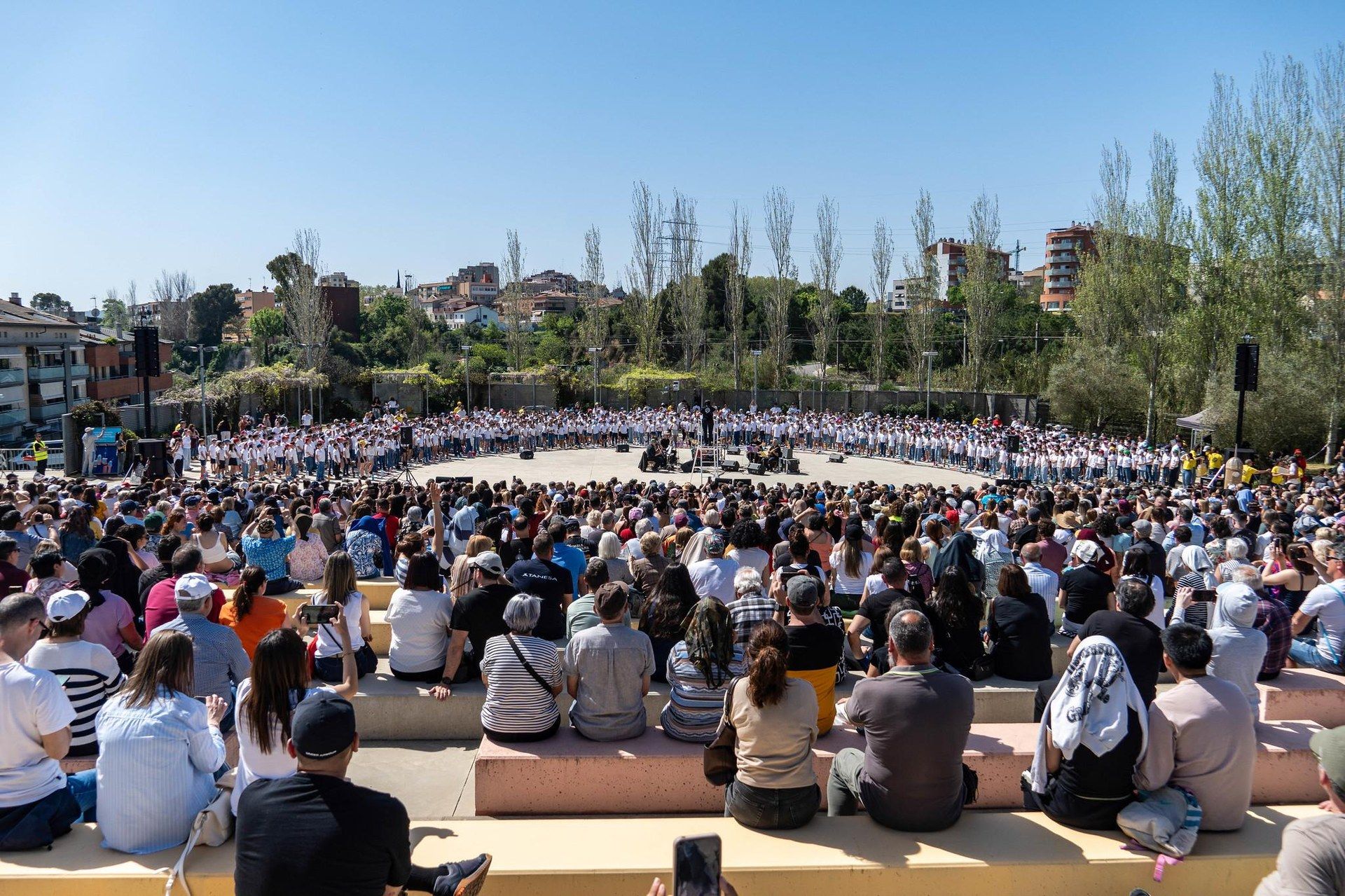 Centenars de nens i nenes de 4t de Primària protagonitzen la Cantata Escolar de Rubí FOTO: Localpres