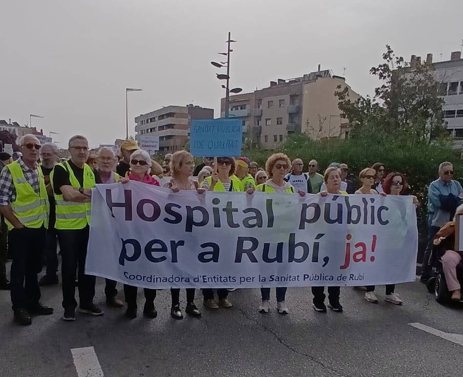 Una pancarta reivindica l'Hospital de Rubí a la manifestació comarcal FOTO: Cedida