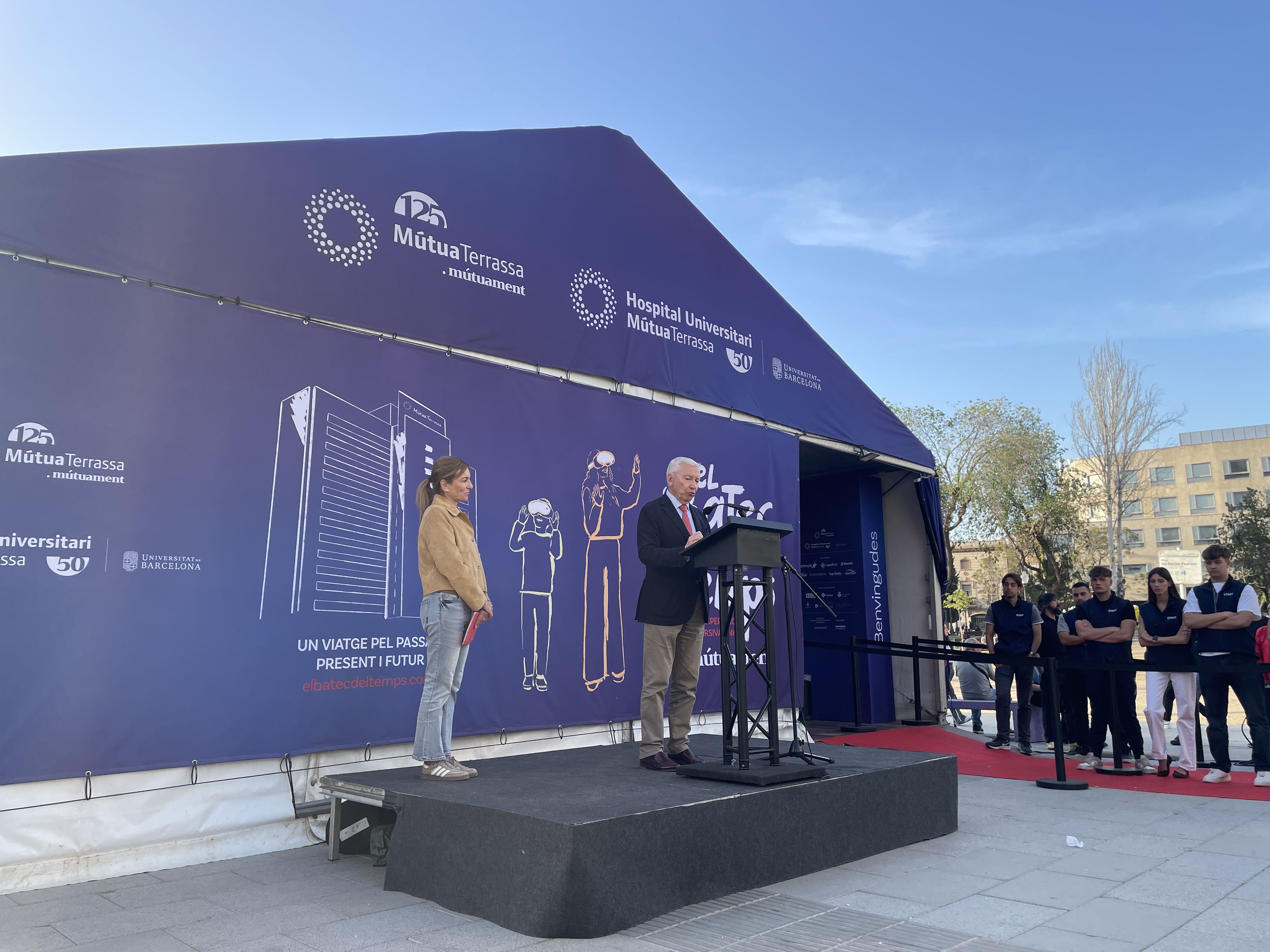 El director de MútuaTerrassa, Antoni Abad, inaugura l'experiència amb l'alcaldessa de Rubí, Ana María Martínez FOTO: Marta Casas