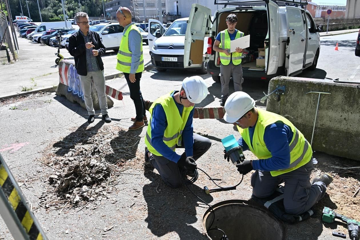 Instal·lació dels nous sensors a la xarxa de sanejament FOTO: Localpres