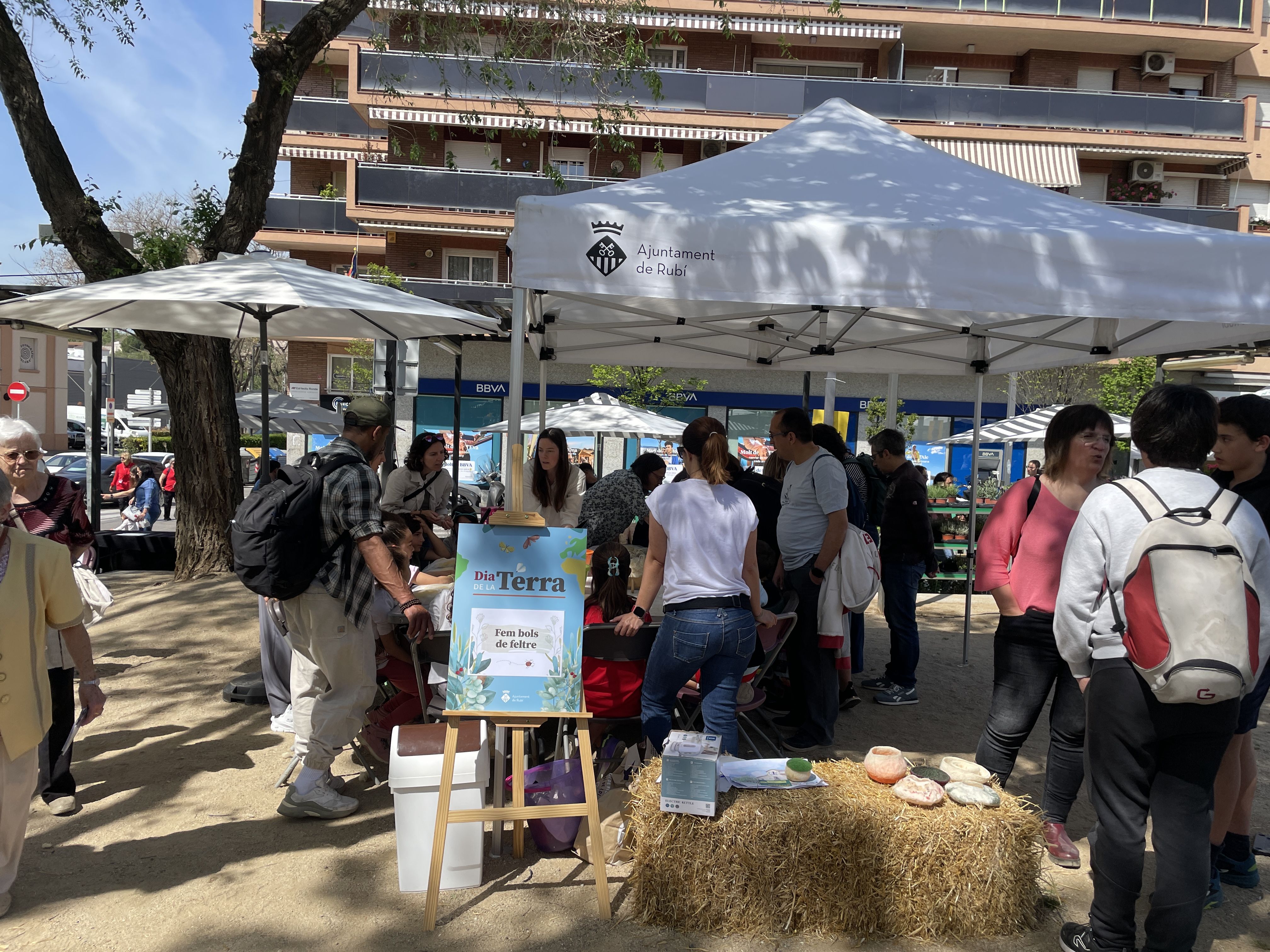 Un taller per fer bols de feltre amb llana d'ovella FOTO: Marta Casas